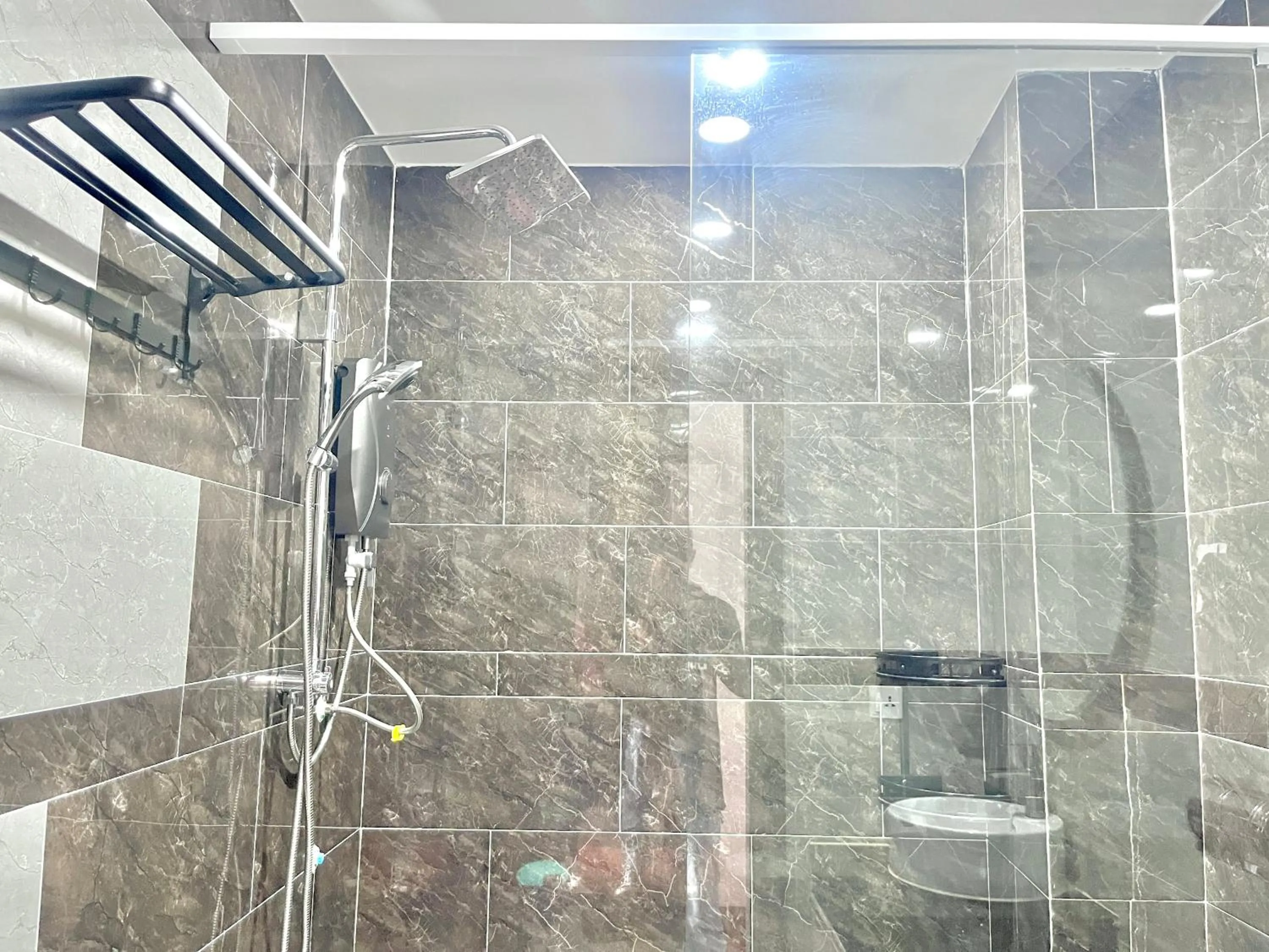 Shower in Kep Sea View Hotel & Sky Bar