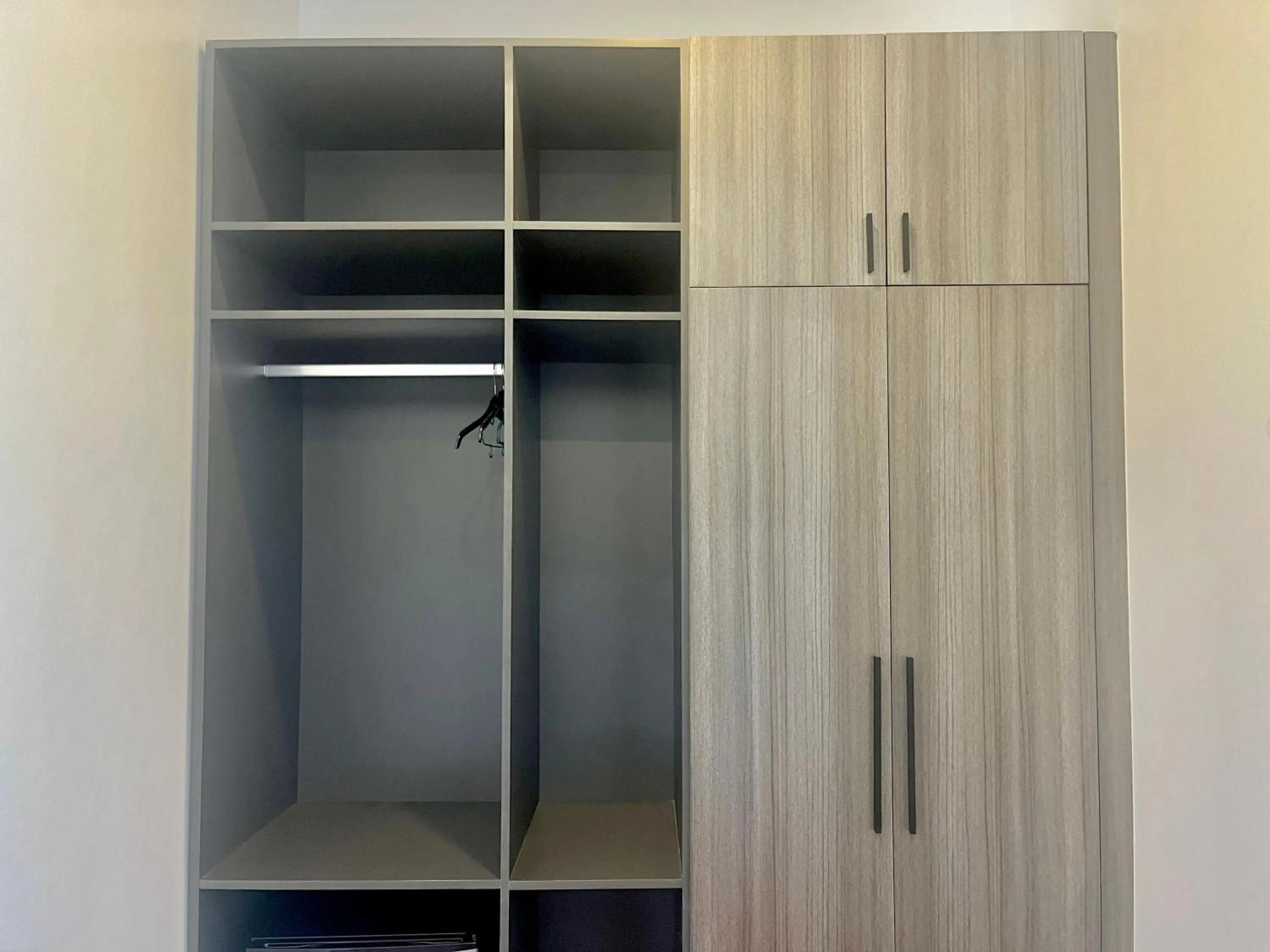 wardrobe in Kep Sea View Hotel & Sky Bar