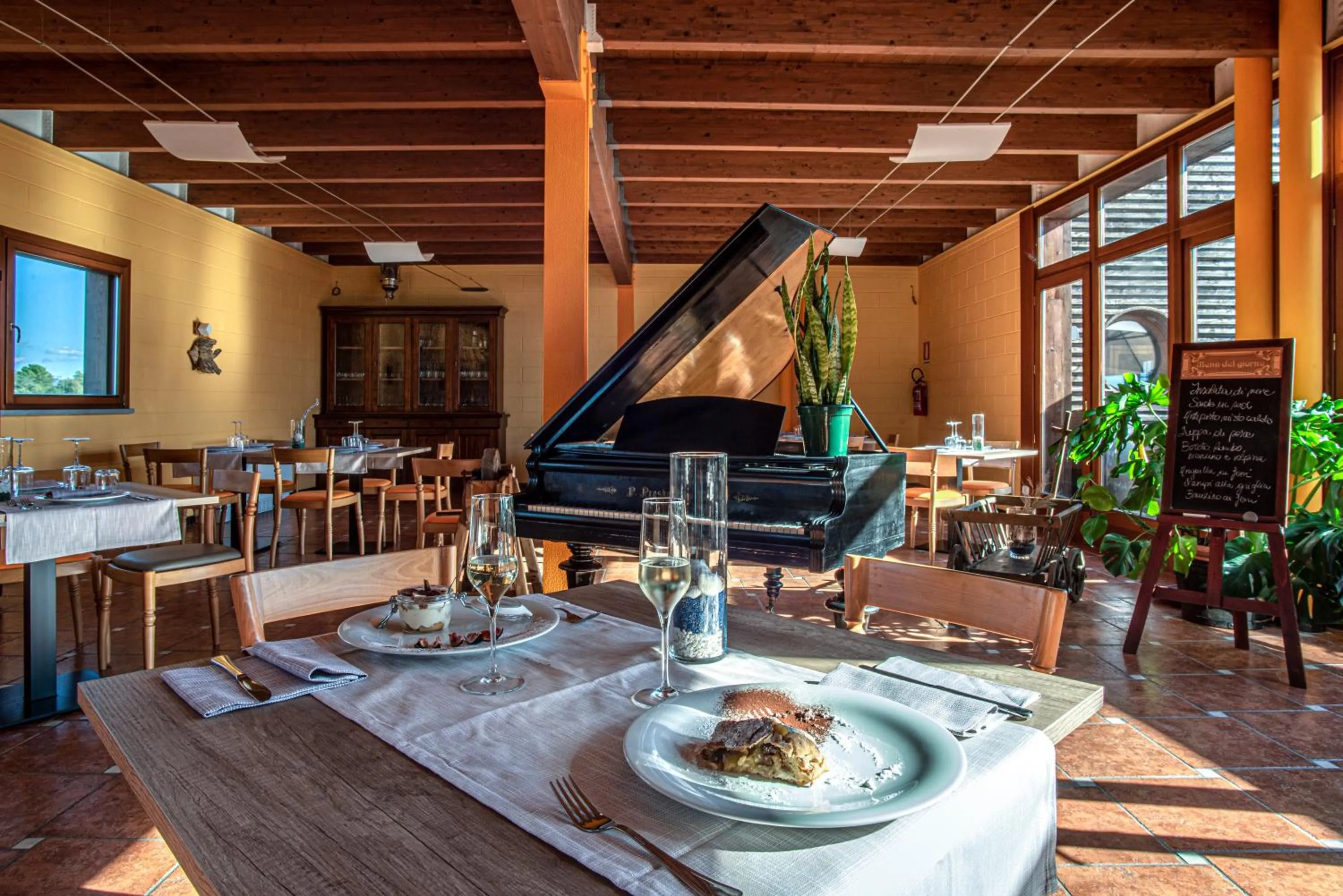 Restaurant/places to eat in Hotel Caneo