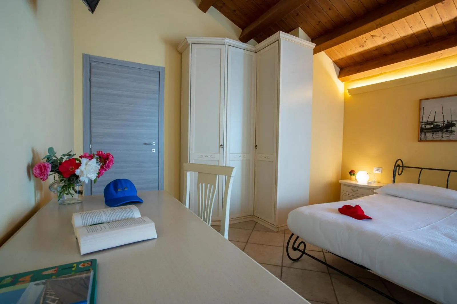 Photo of the whole room in Hotel Caneo