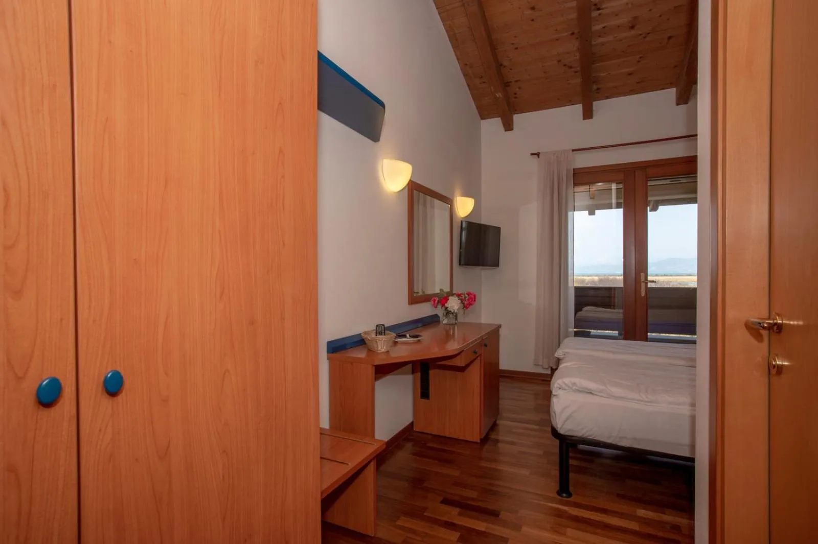 Photo of the whole room in Hotel Caneo