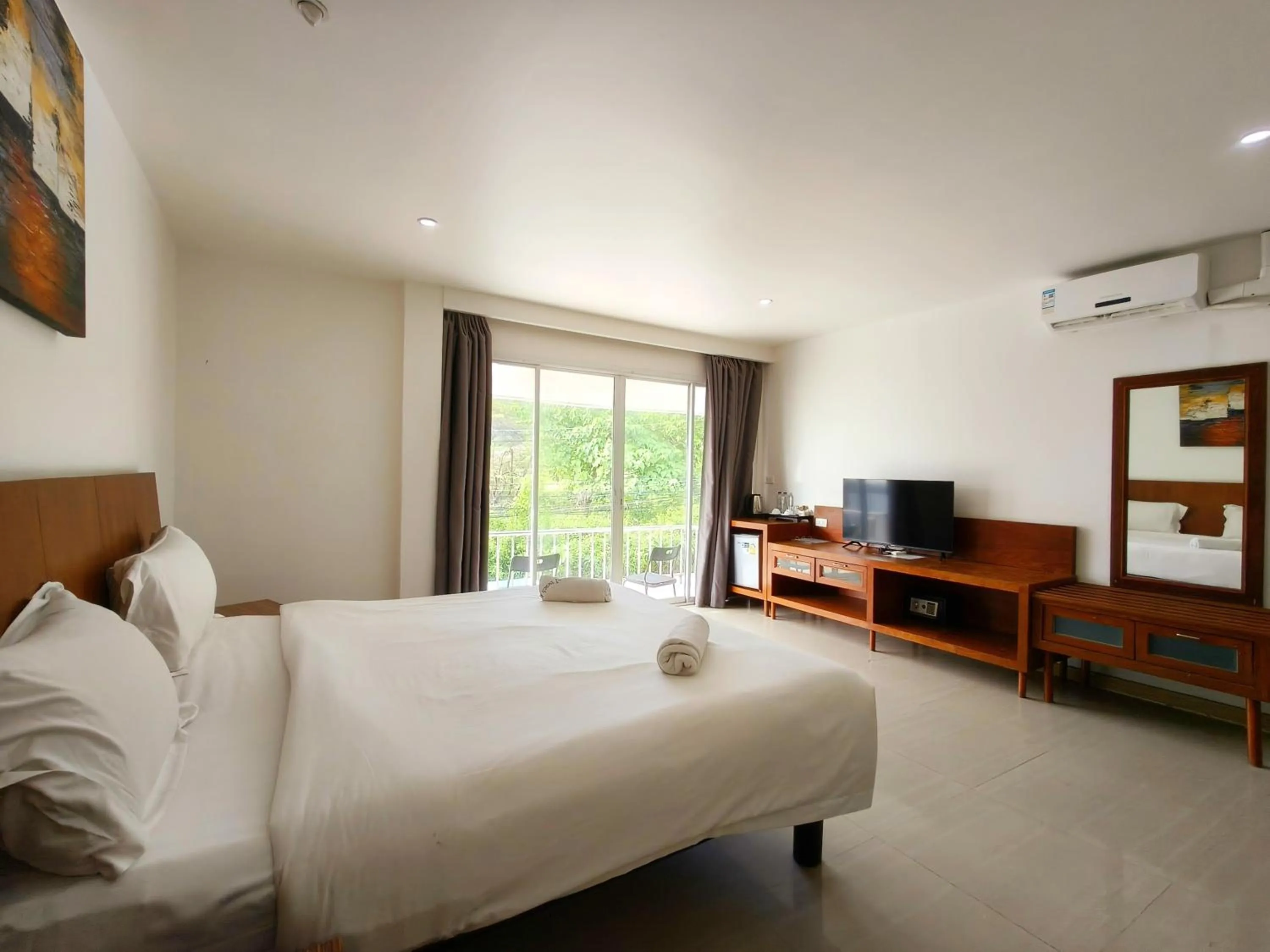 Photo of the whole room, Bed in V Beach Resort