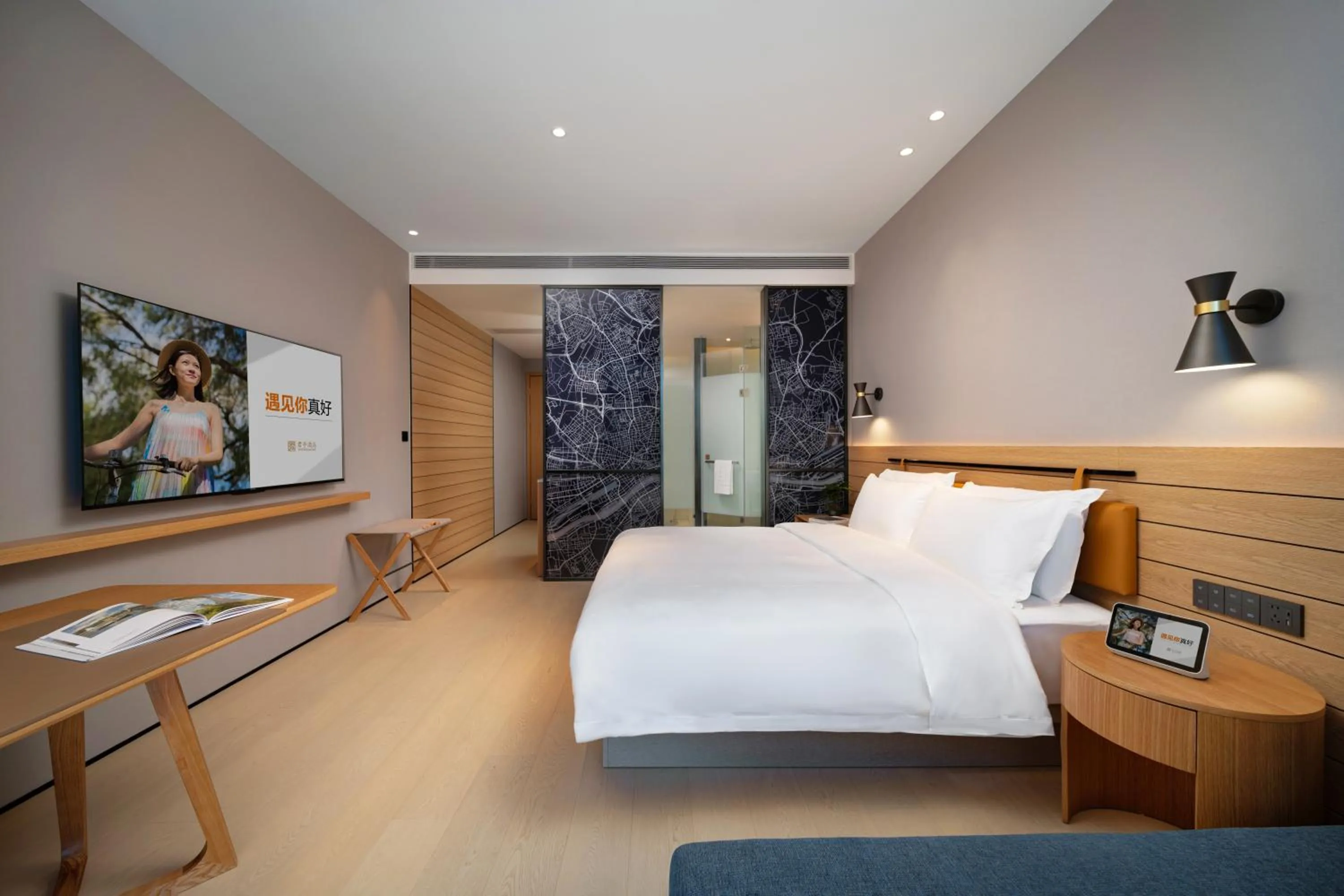 Photo of the whole room, Bed in SSAW Boutique Hotel Hangzhou Chengjun Grand Canal
