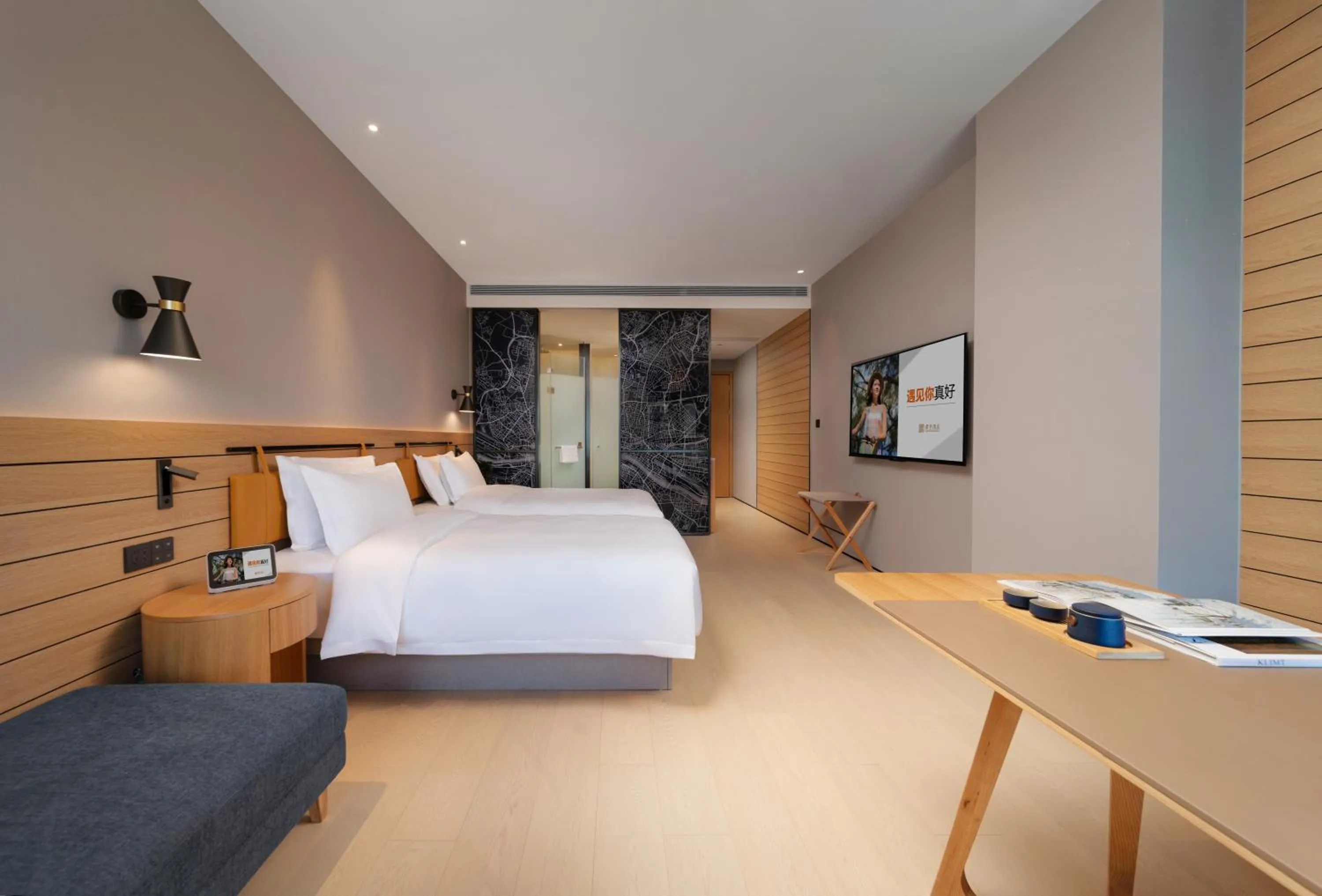 Photo of the whole room, Bed in SSAW Boutique Hotel Hangzhou Chengjun Grand Canal