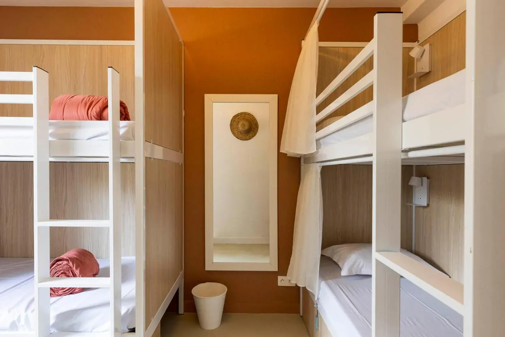Bed in 4-Bed Mixed Dormitory Room in Corsica Hostel Porto-Vecchio, partie dortoirs Bed in 4-Bed Mixed Dormitory Room in Corsica Hostel Porto-Vecchio, partie dortoirs