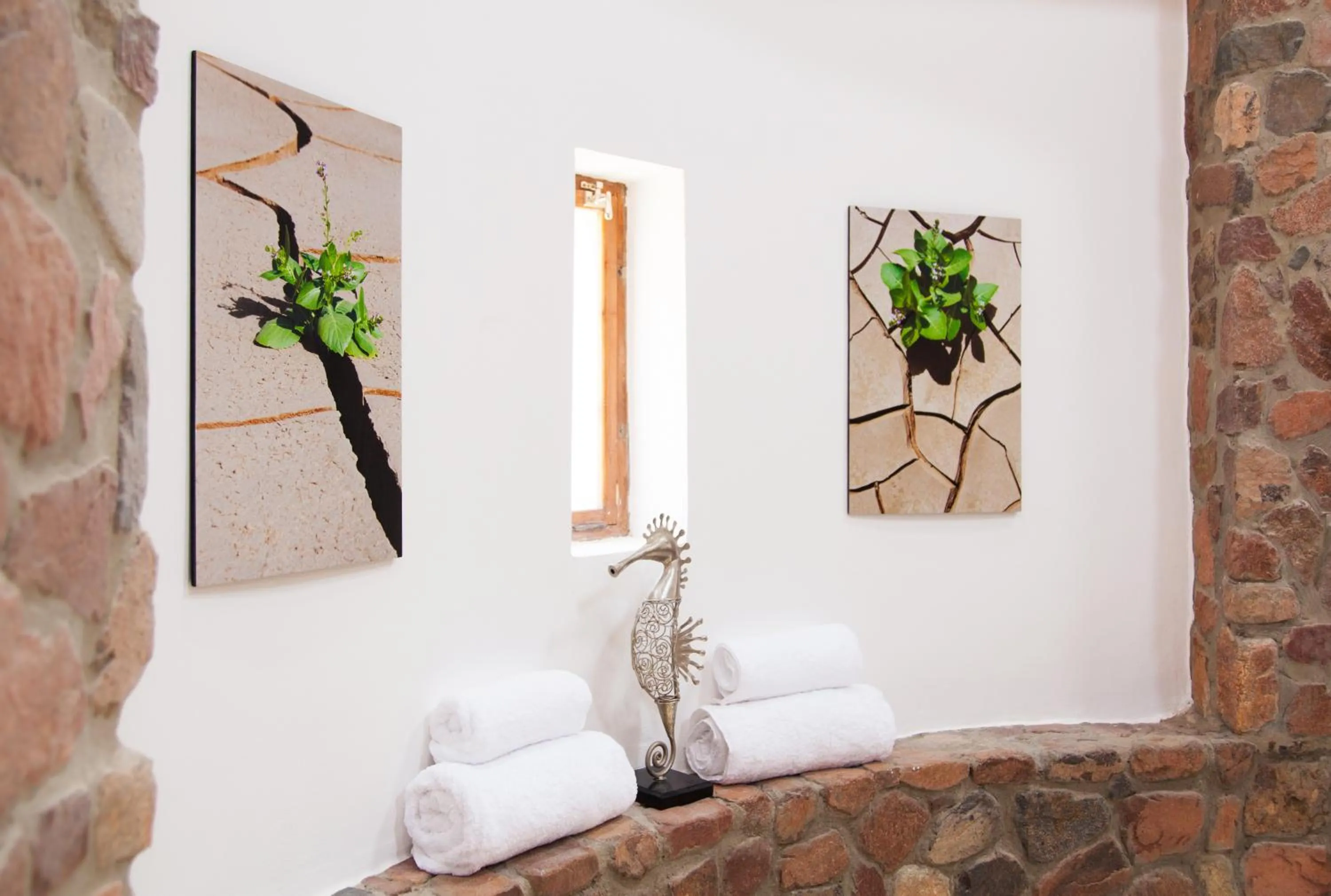 Bathroom, Bed in Red Rock Apartments