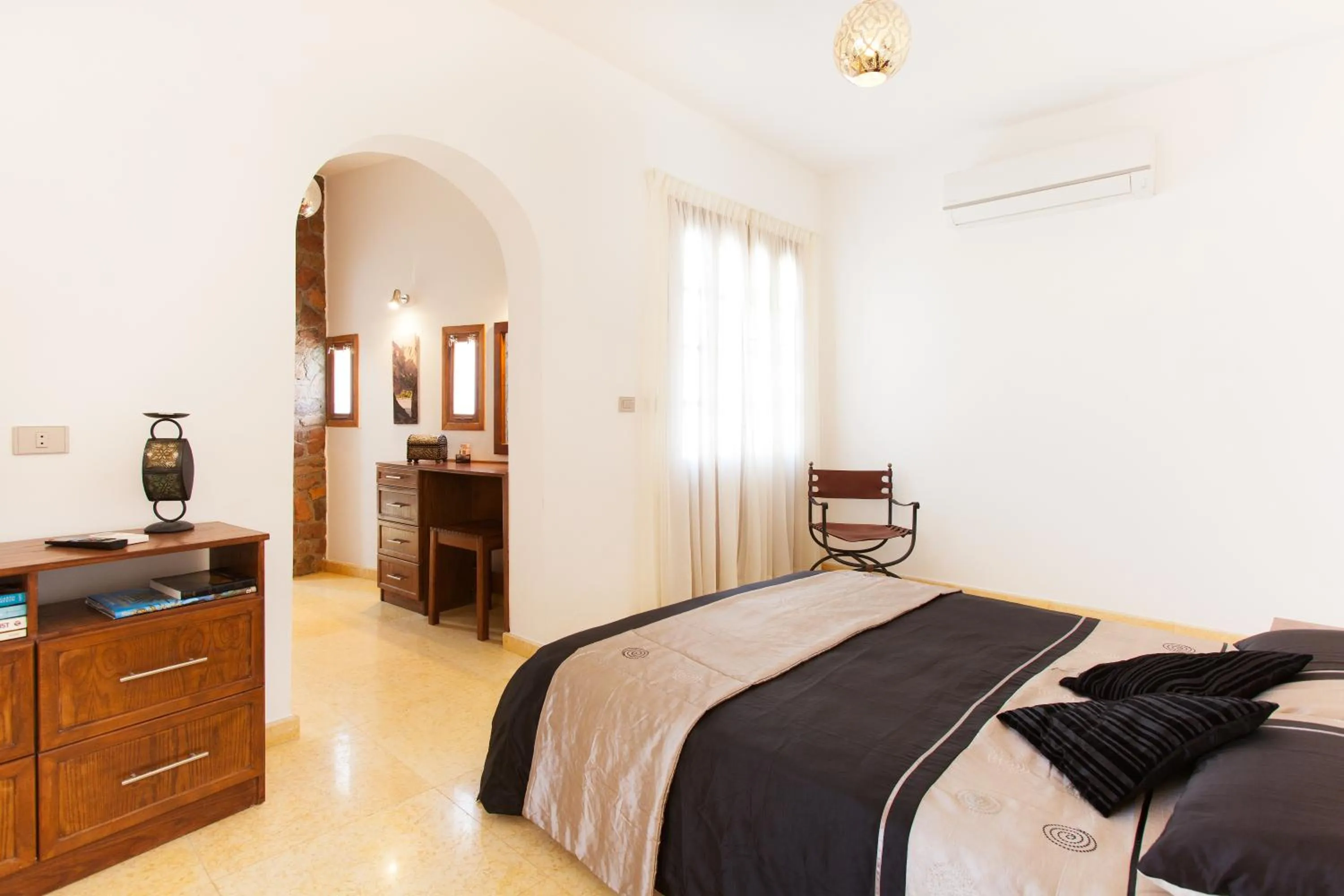 Bathroom, Bed in Red Rock Apartments