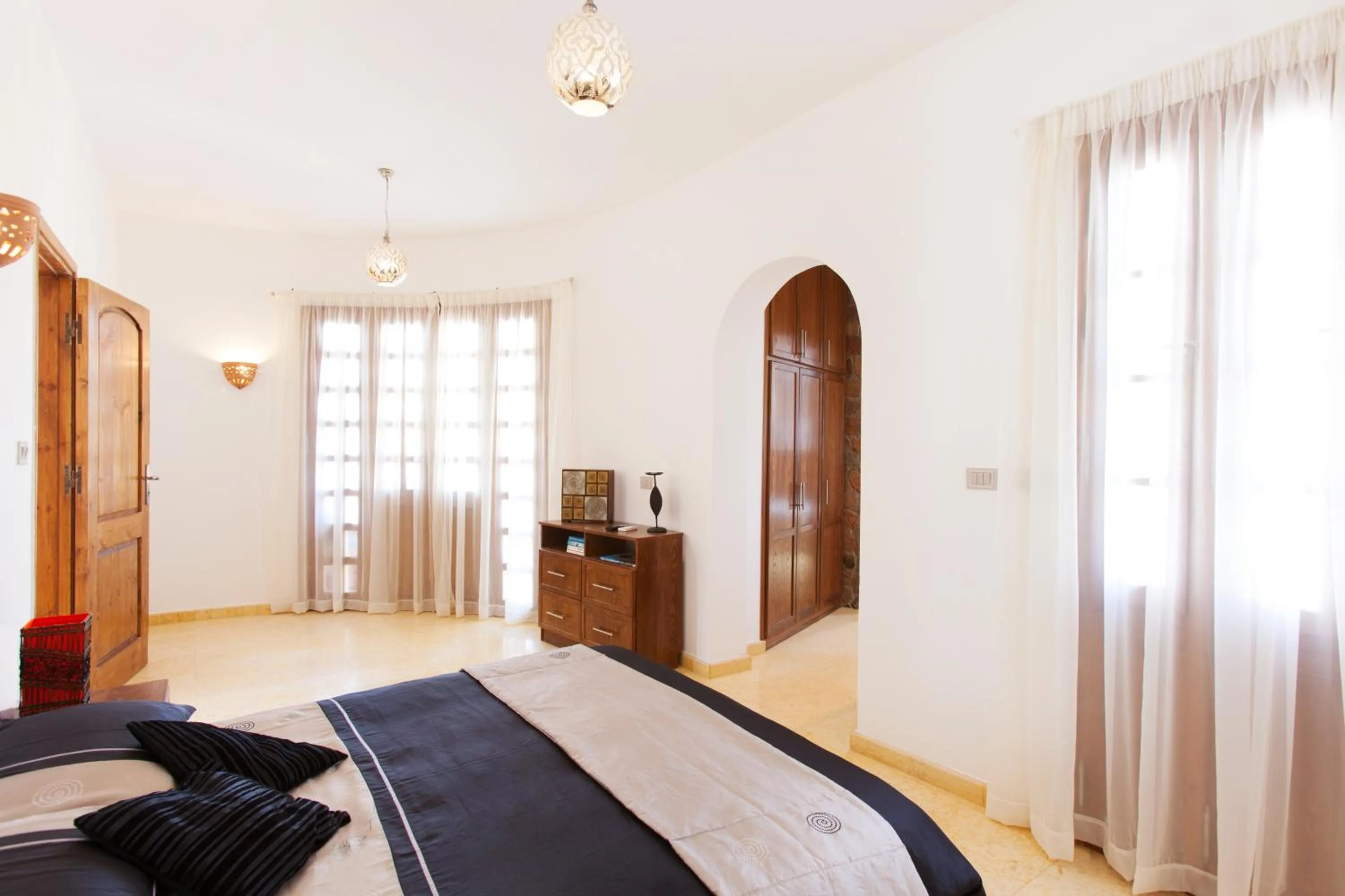 Bathroom, Bed in Red Rock Apartments