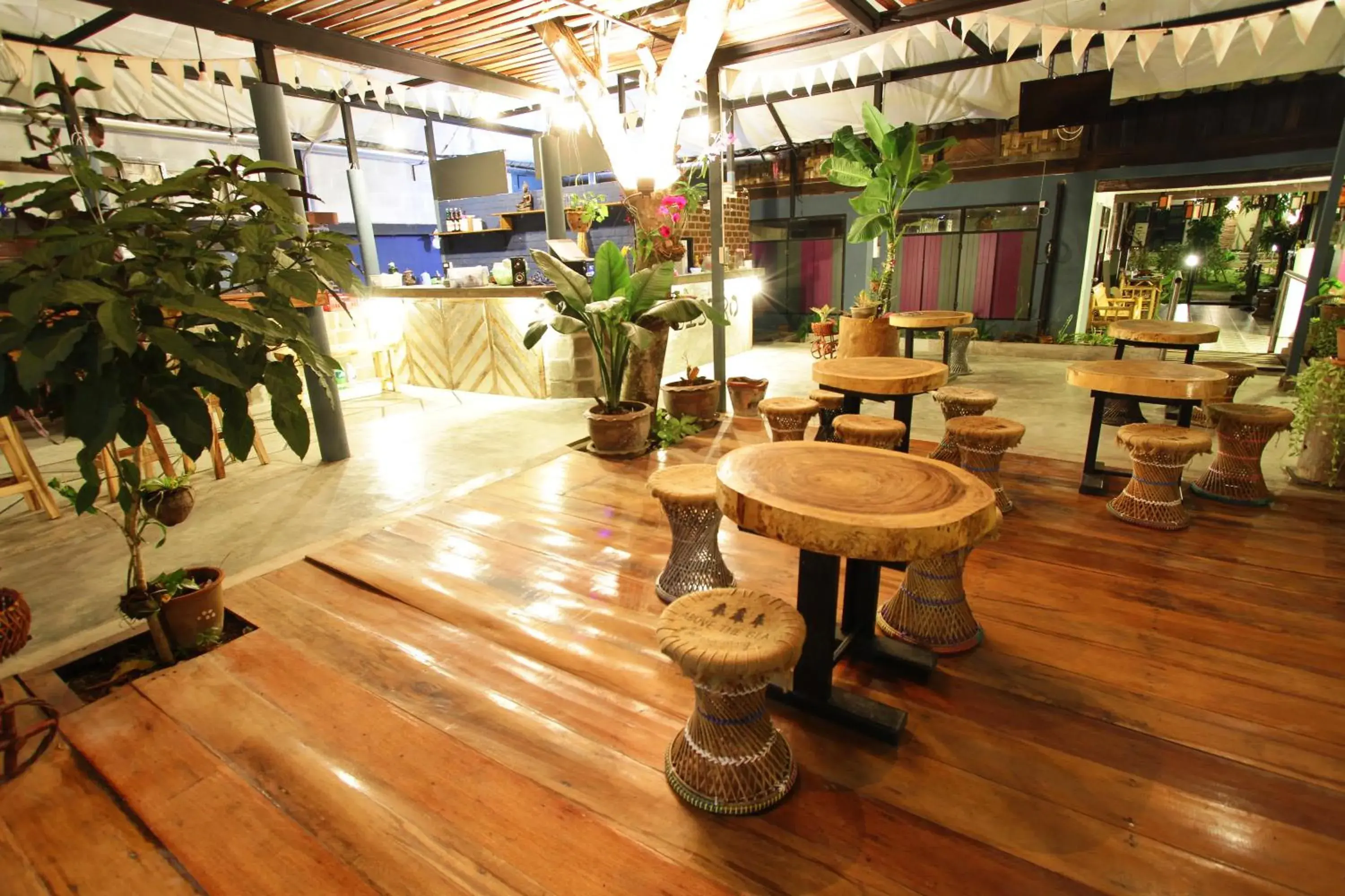 Restaurant/places to eat in Above The Sea Maesariang Restaurant/places to eat in Above The Sea Maesariang