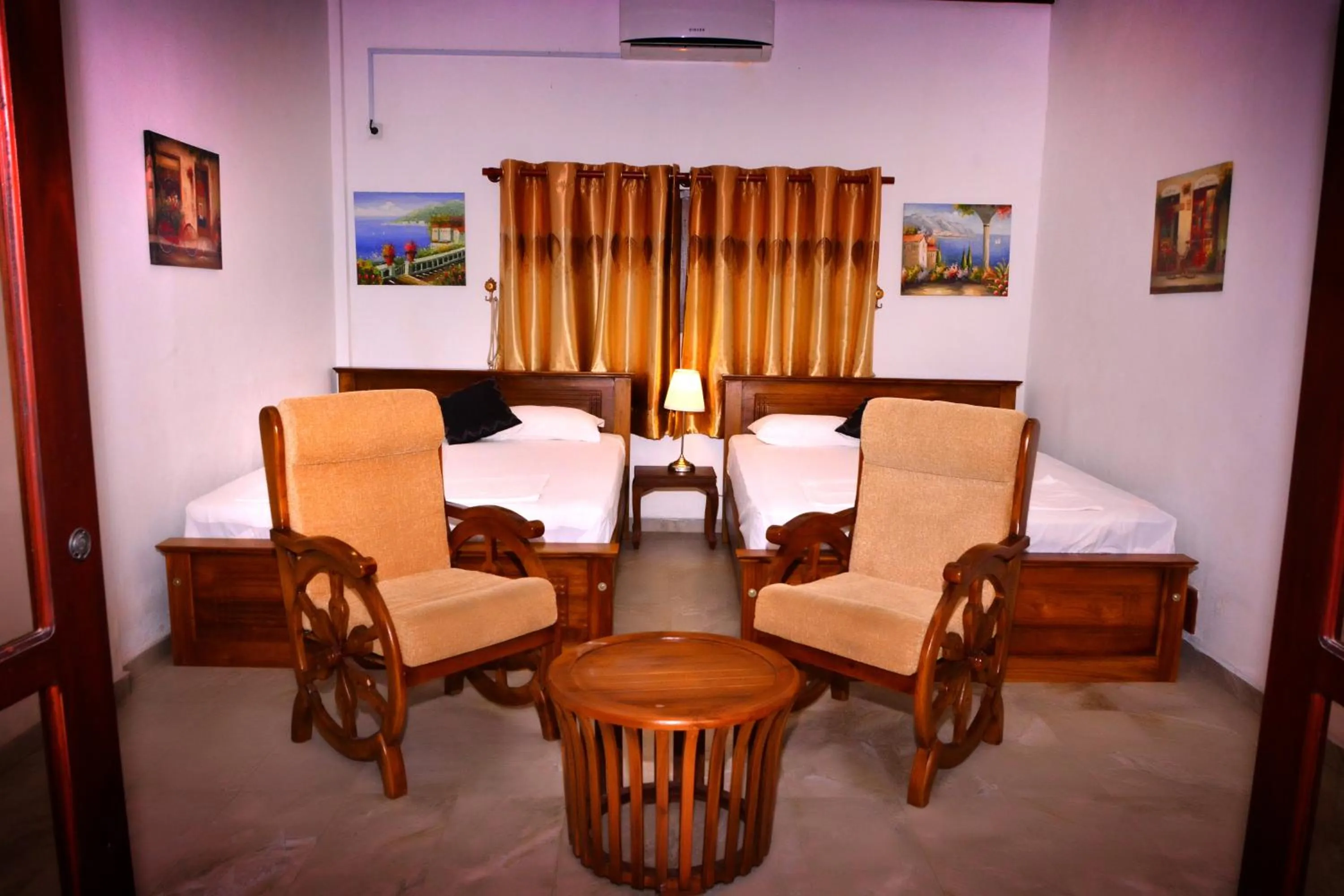 Photo of the whole room in Lucas