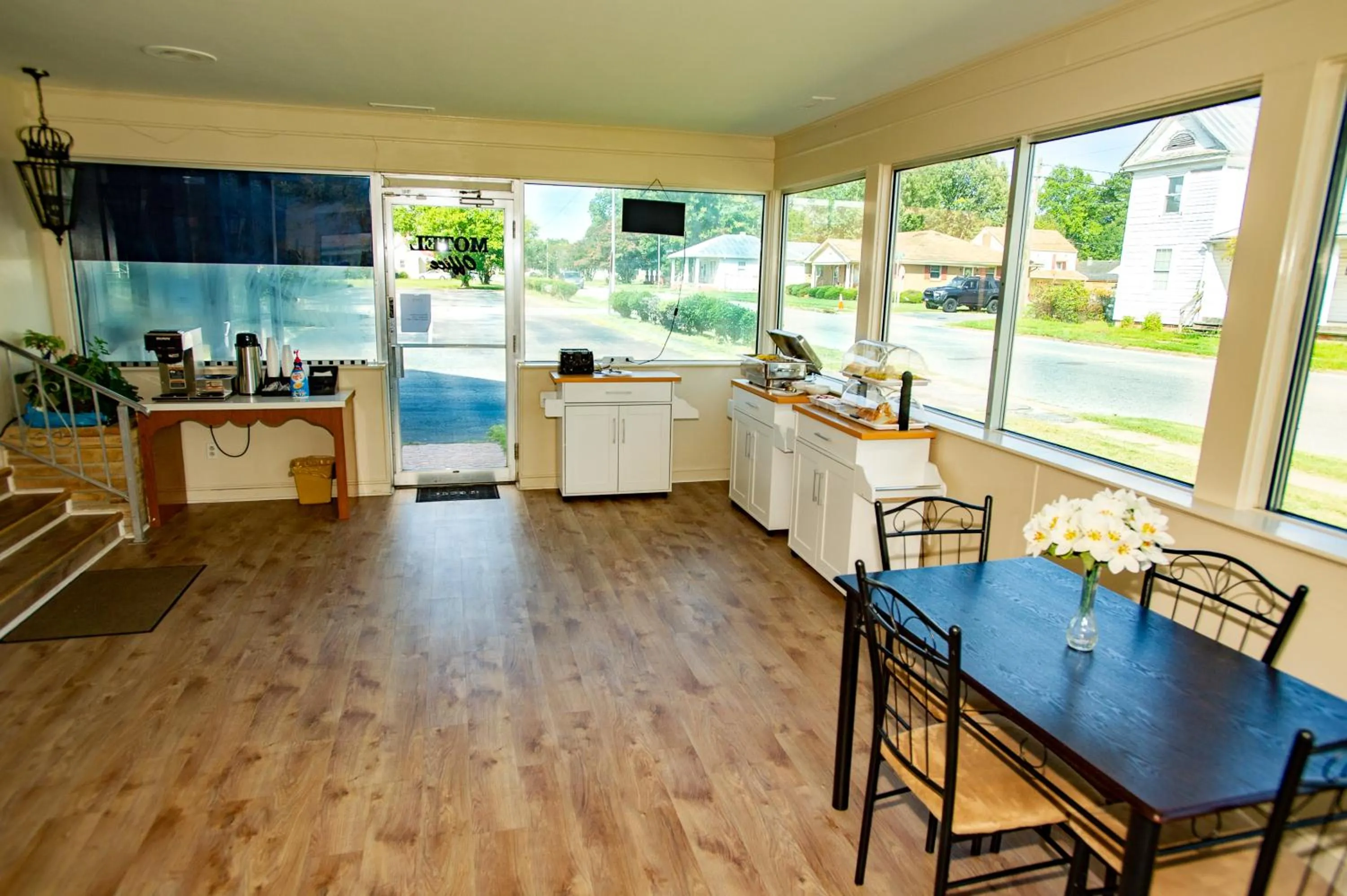 Breakfast in Coach House Inn