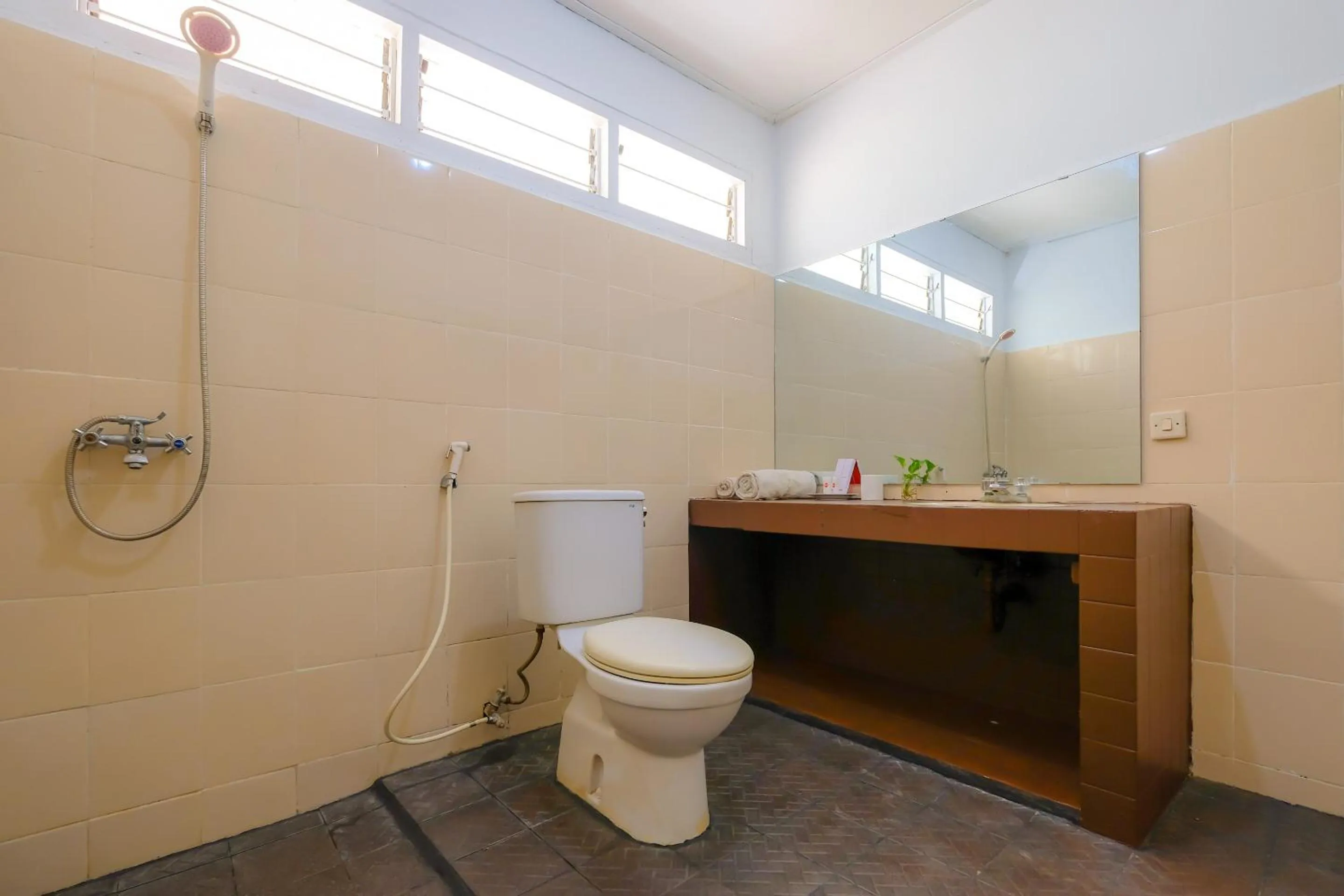 Bathroom in OYO 1206 Lombok Guest House