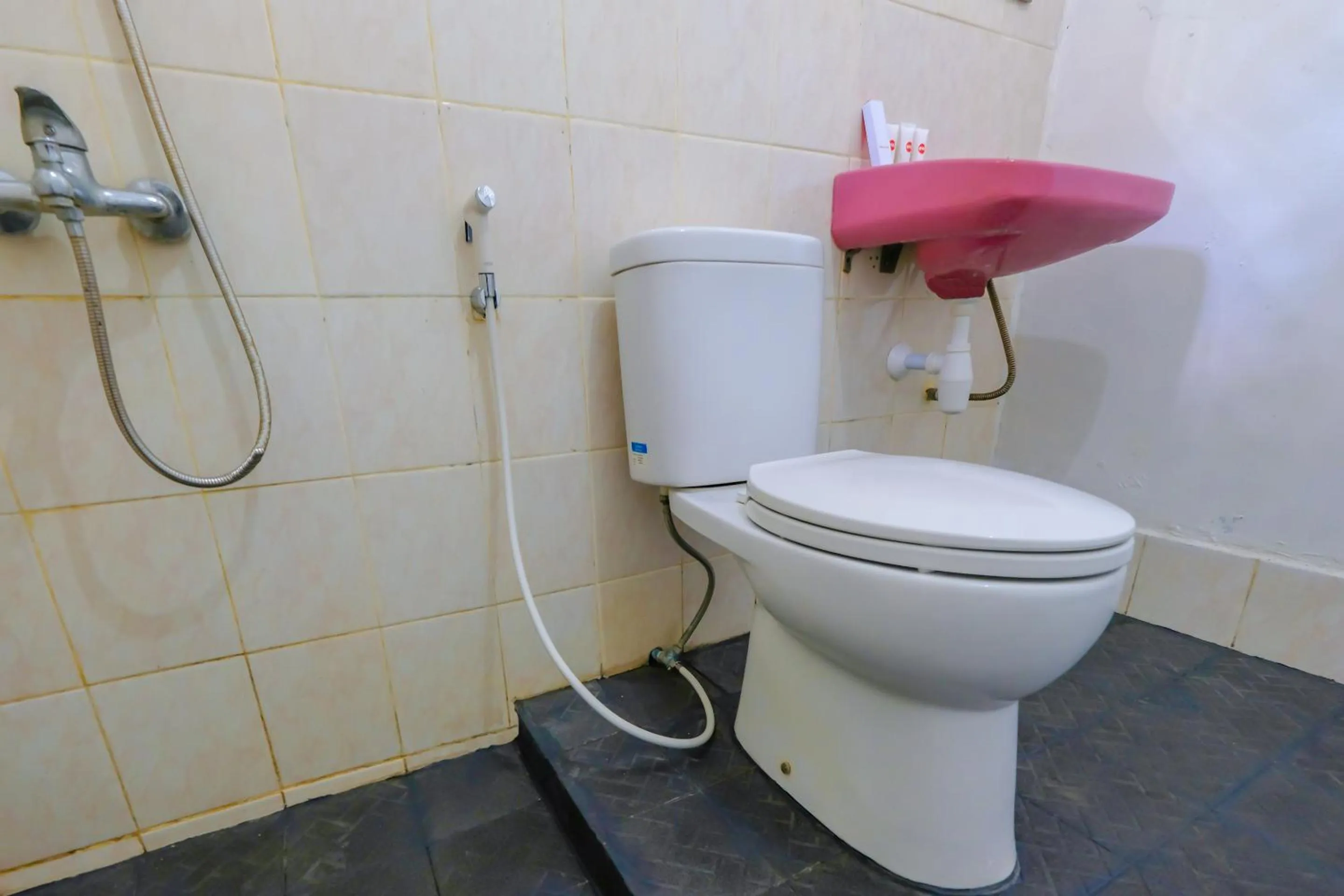 Bathroom in OYO 1206 Lombok Guest House