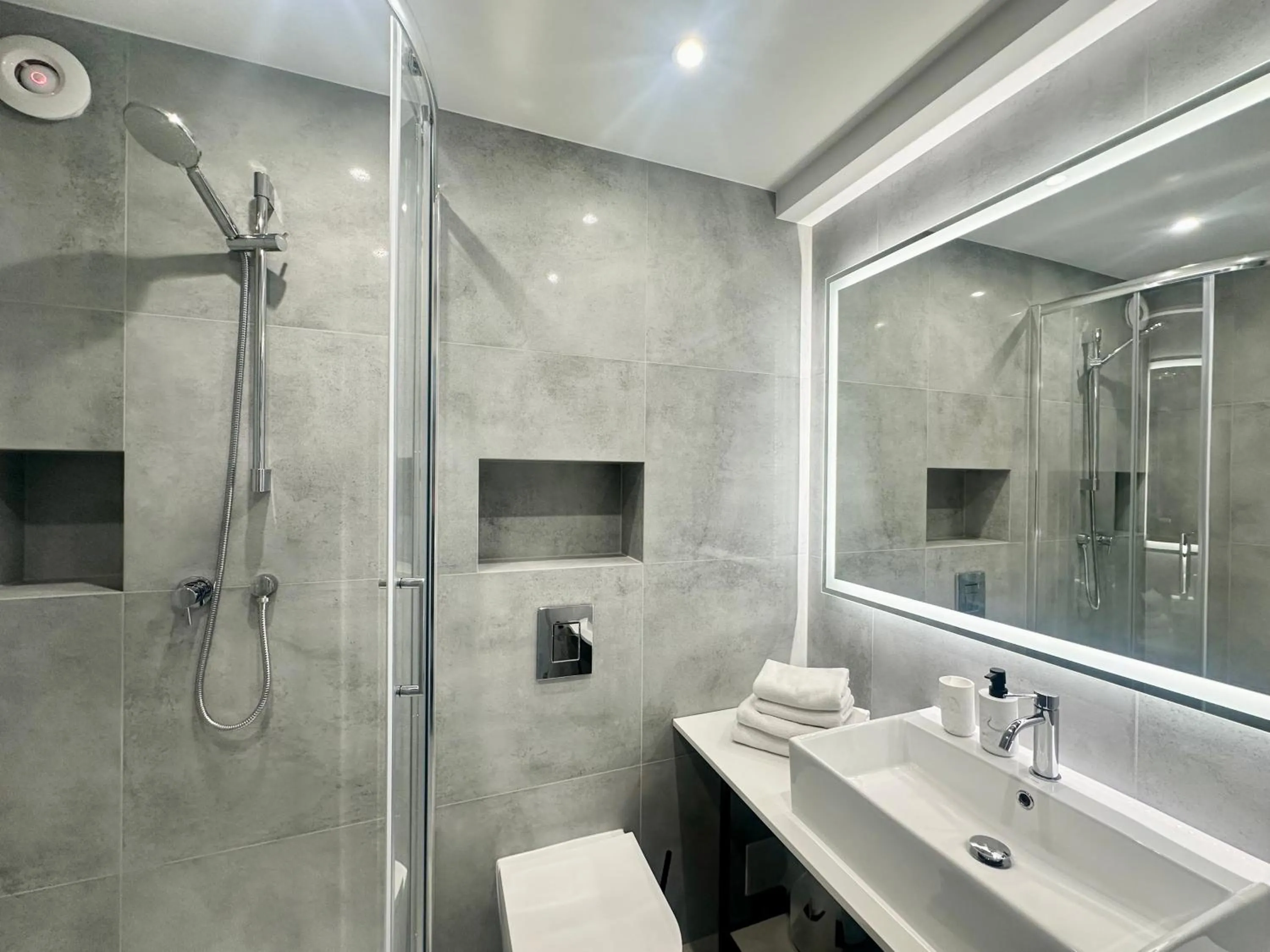 Shower in Apartament Suzanne Q4Apartments