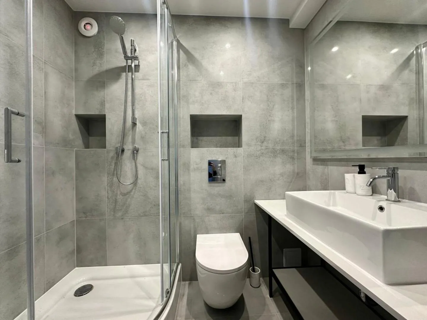 Shower in Apartament Suzanne Q4Apartments