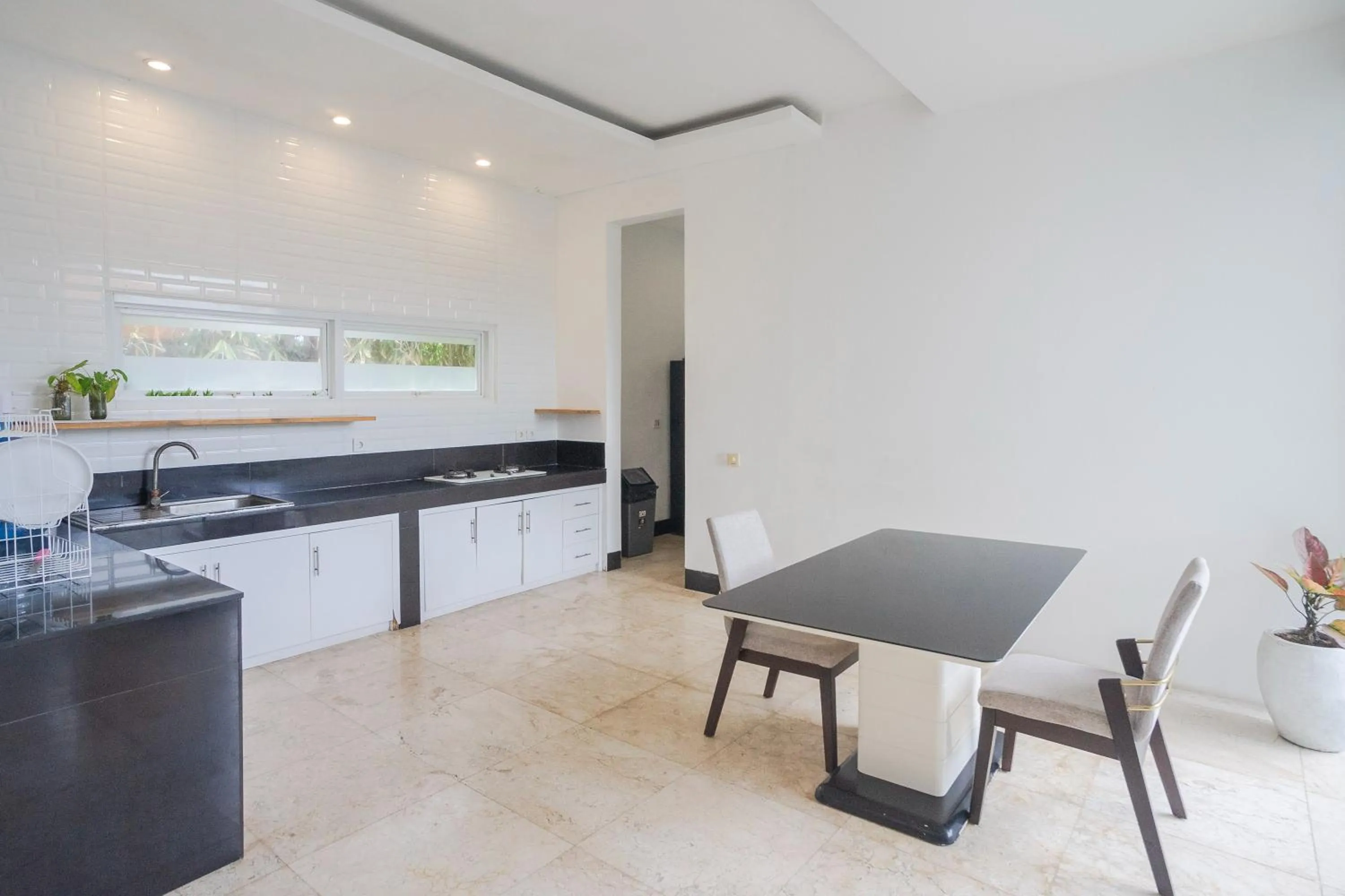 Kitchen or kitchenette in Villa Blue Margarita Canggu