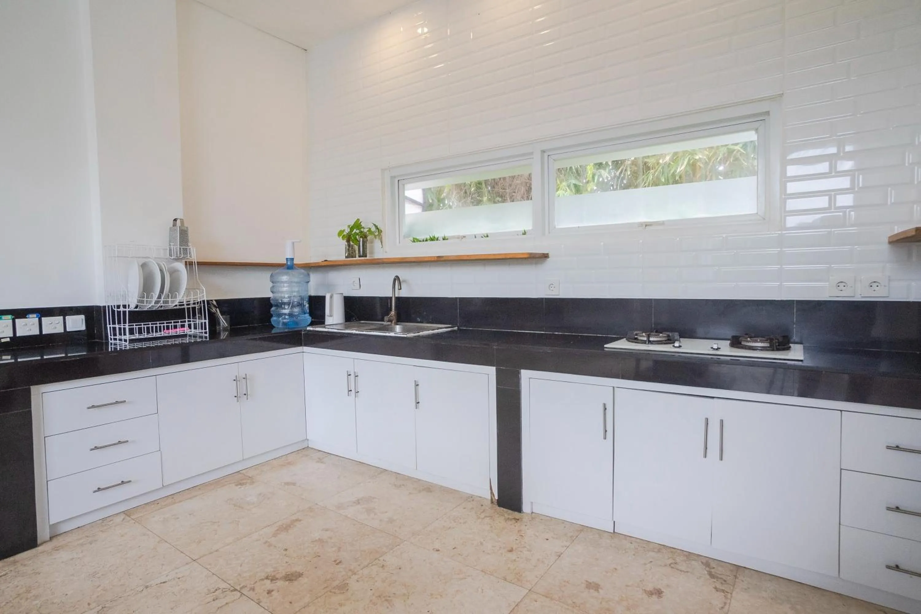 Kitchen or kitchenette in Villa Blue Margarita Canggu