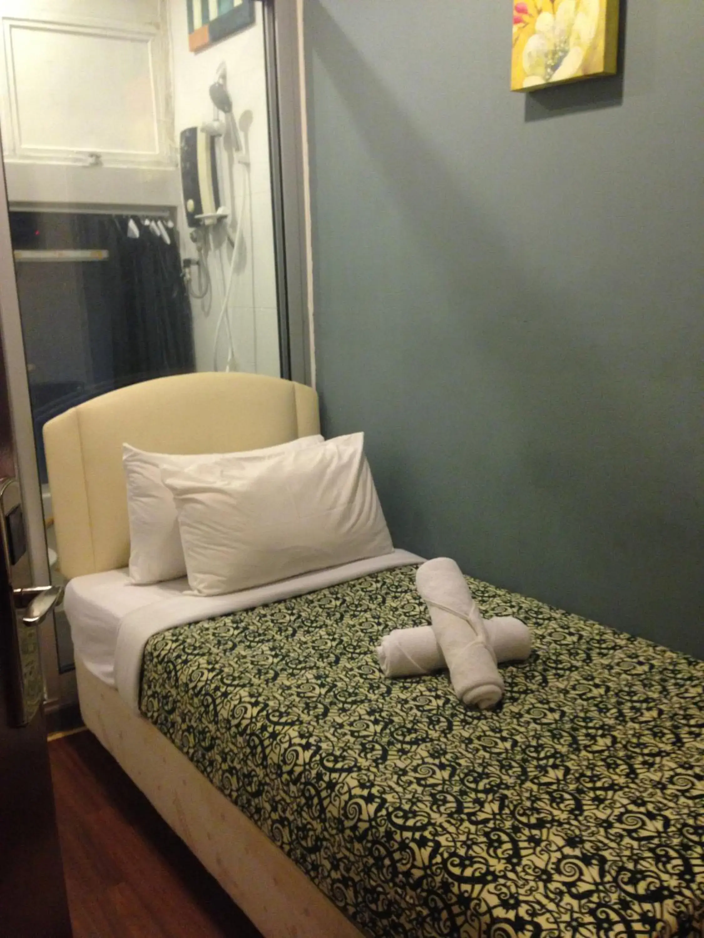 Mountain view, Bed in Woodpecker Lodge, Kuching Mountain view, Bed in Woodpecker Lodge, Kuching