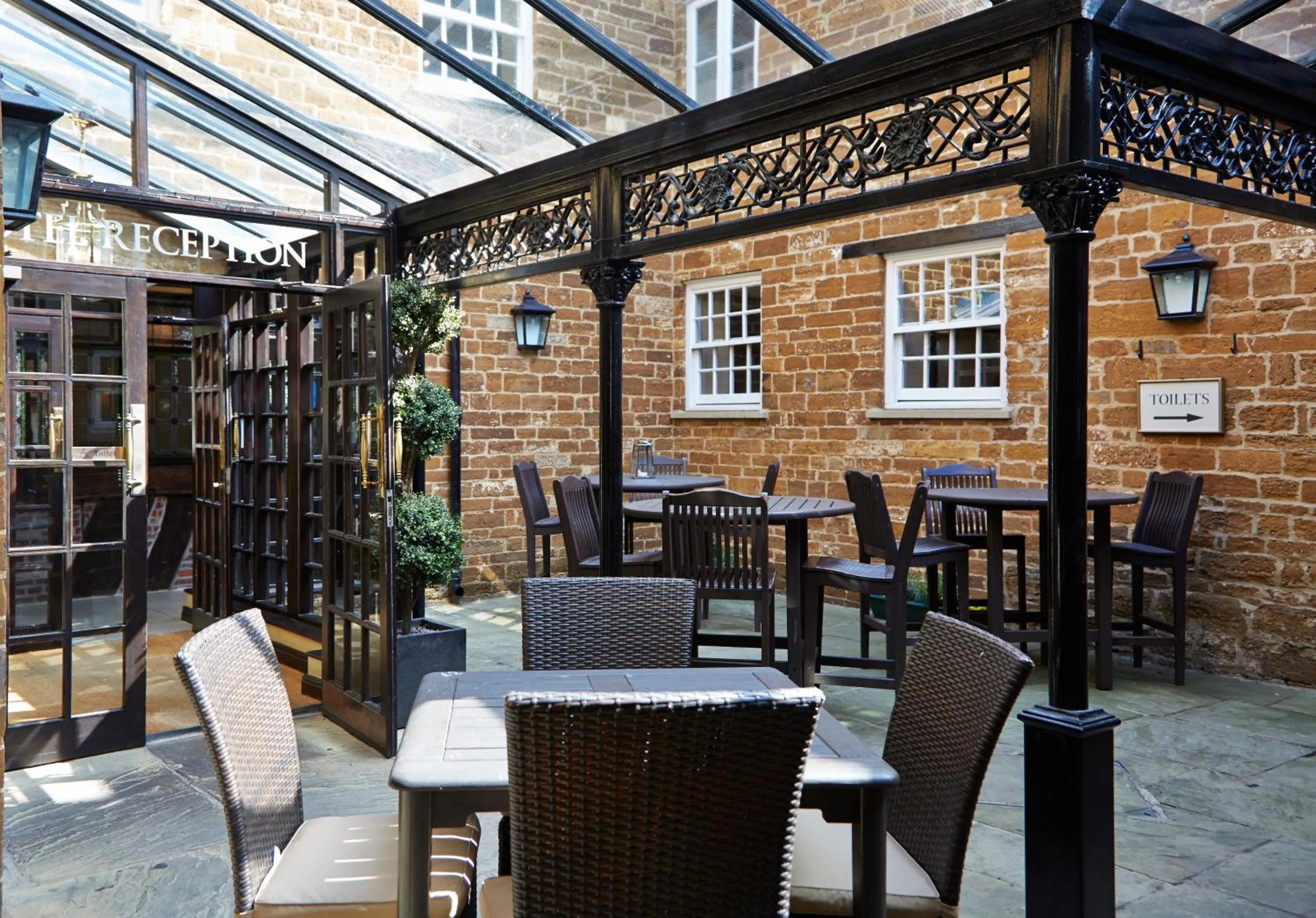 Restaurant/places to eat in Saracens Head Hotel by Greene King Inns