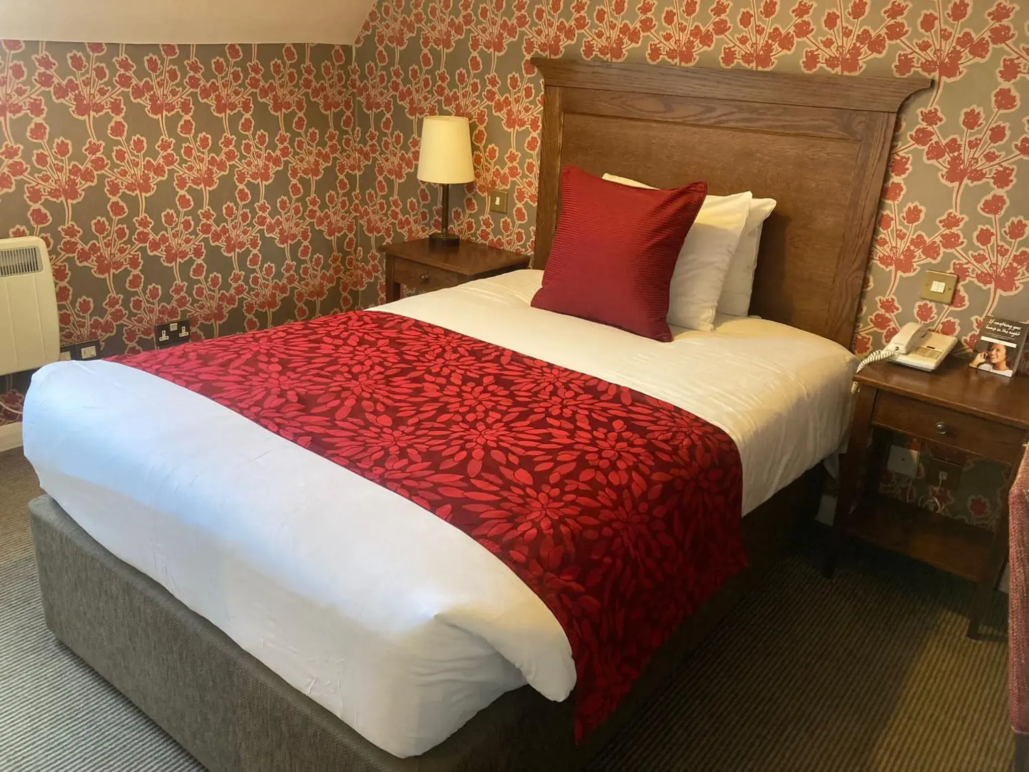 Single Room in Saracens Head Hotel by Greene King Inns Single Room in Saracens Head Hotel by Greene King Inns