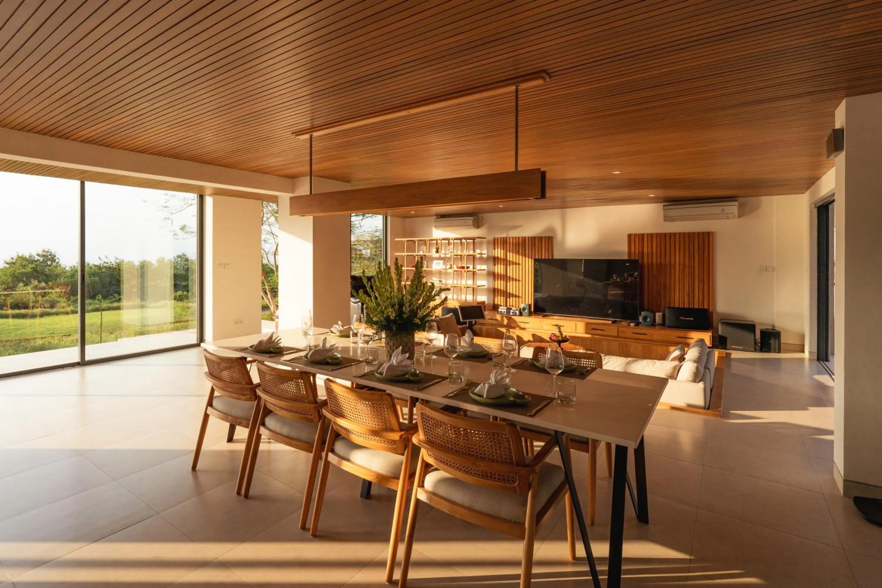 Dining area in Villa Avocagolf Uluwatu by Nakula