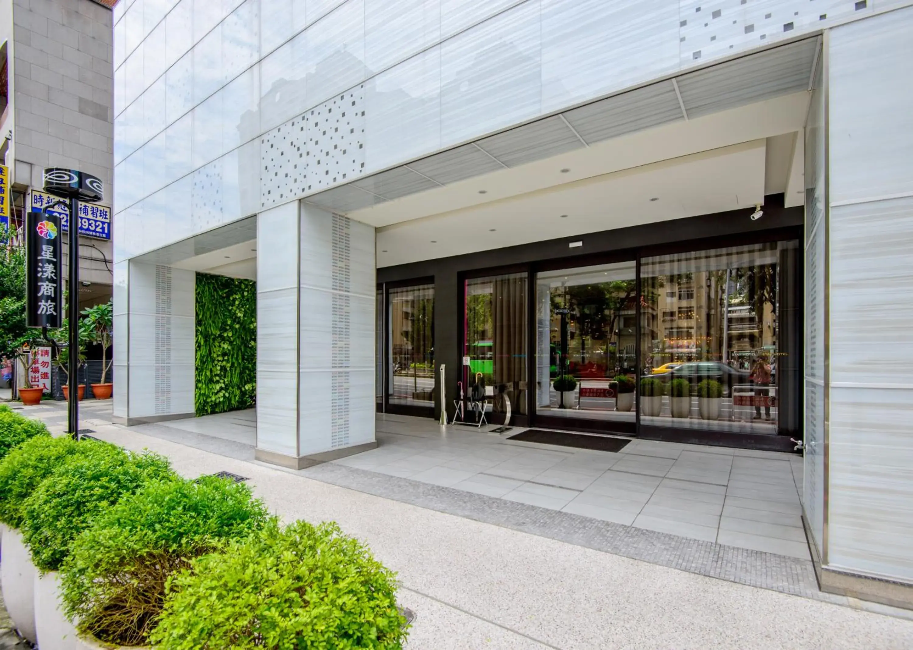 Facade/entrance in Stay Hotel - Taichung Yizhong Facade/entrance in Stay Hotel - Taichung Yizhong