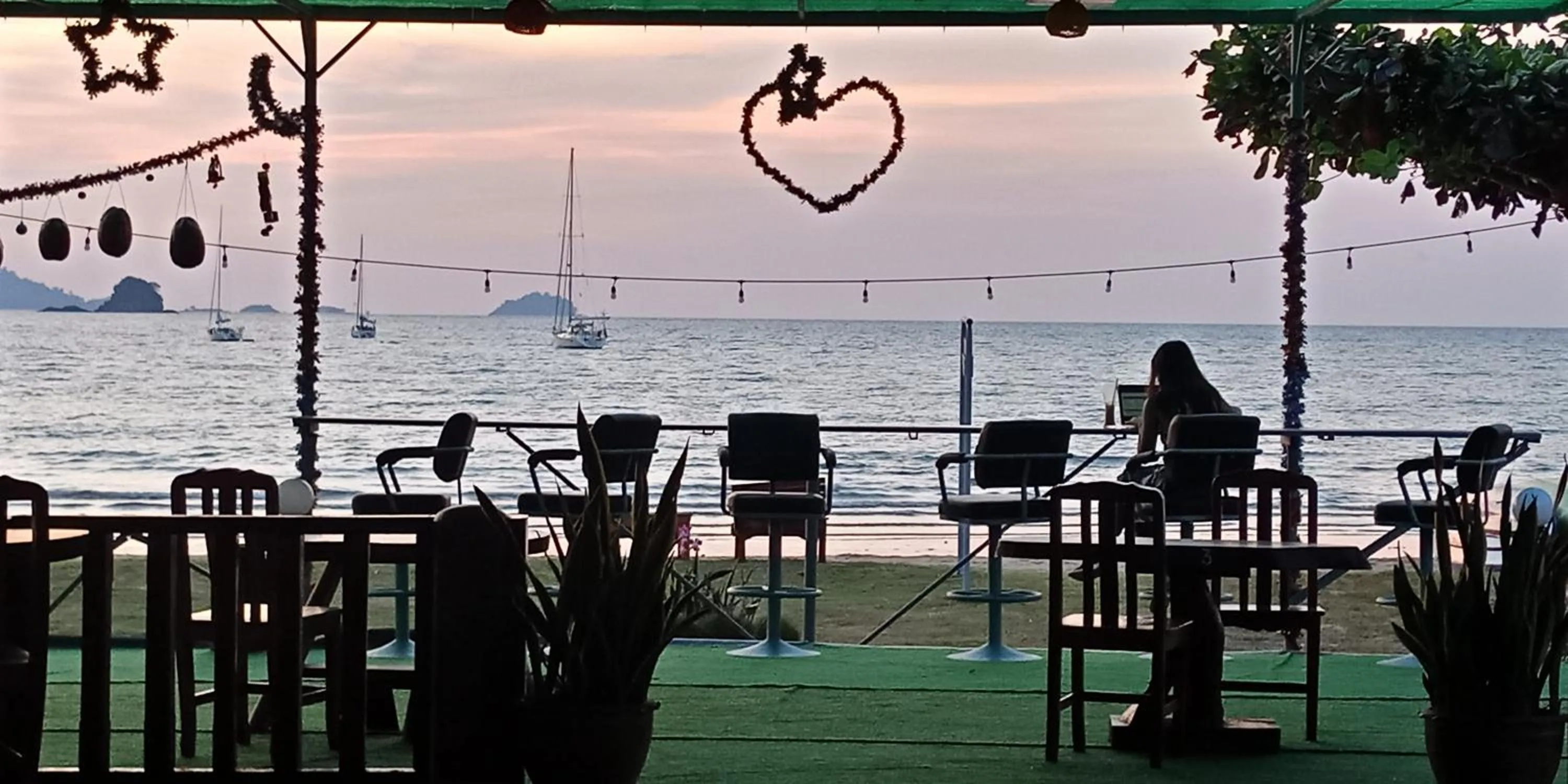 Restaurant/places to eat in Happy Days Resort