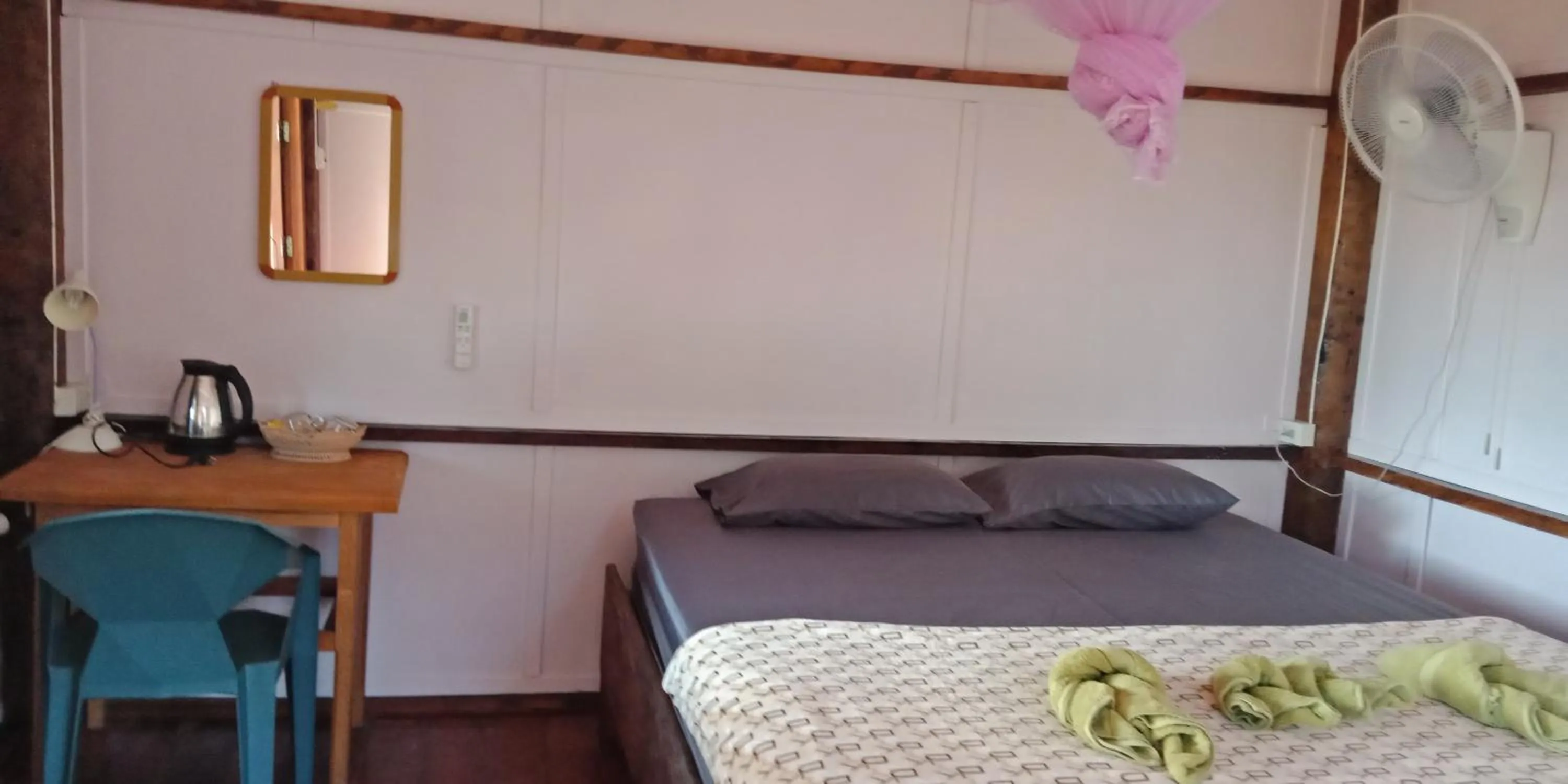 Photo of the whole room, Bed in Happy Days Resort