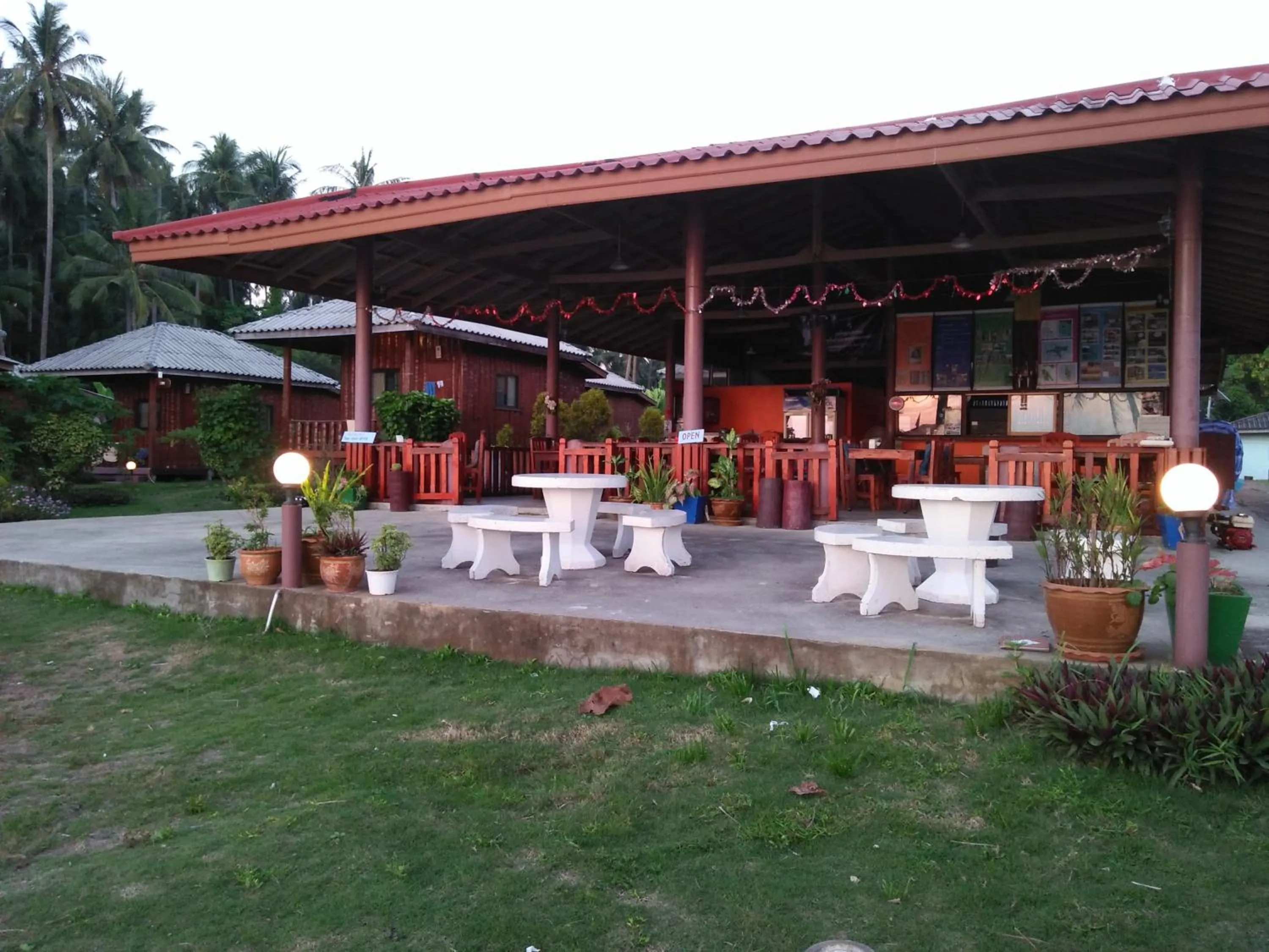 Restaurant/places to eat in Happy Days Resort