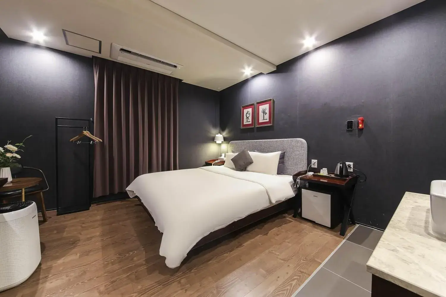 Bed in Brown Dot Yangjeong Bed in Brown Dot Yangjeong