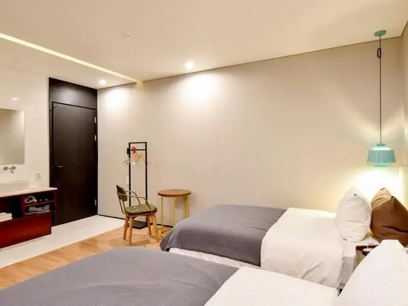 Bed in Brown Dot Yangjeong Bed in Brown Dot Yangjeong