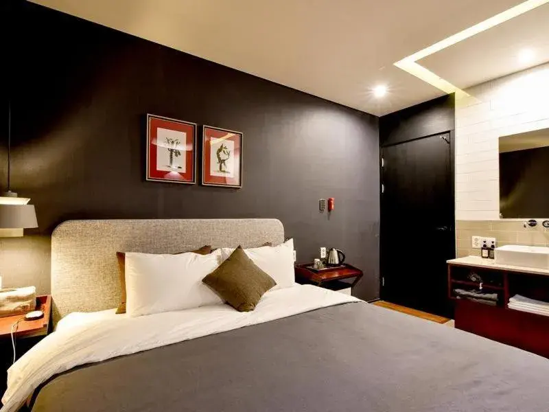 Bed in Brown Dot Yangjeong Bed in Brown Dot Yangjeong