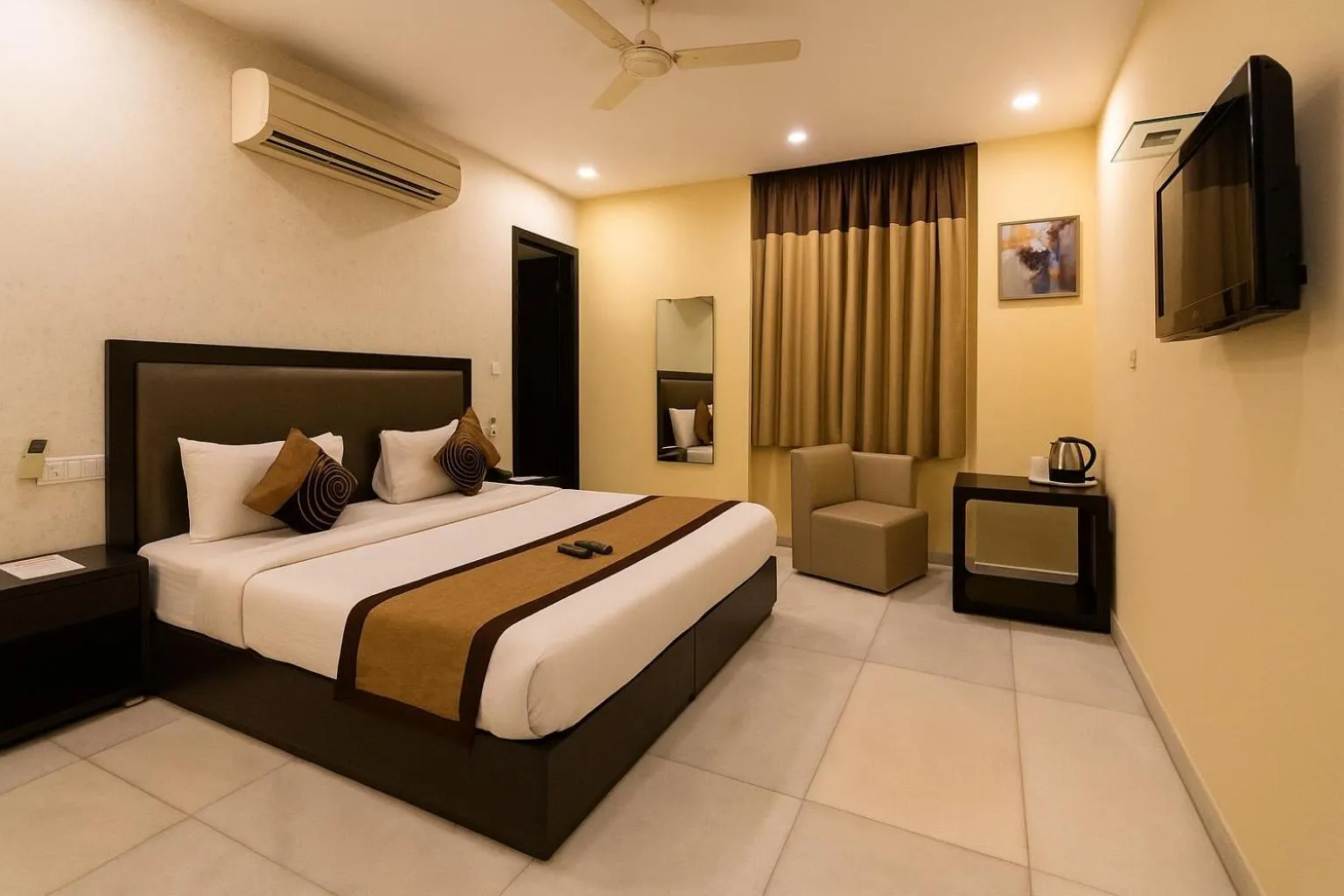 Bedroom, Bed in Hotel Kingston Park, Karol Bagh, New Delhi - 2 Mins from Metro