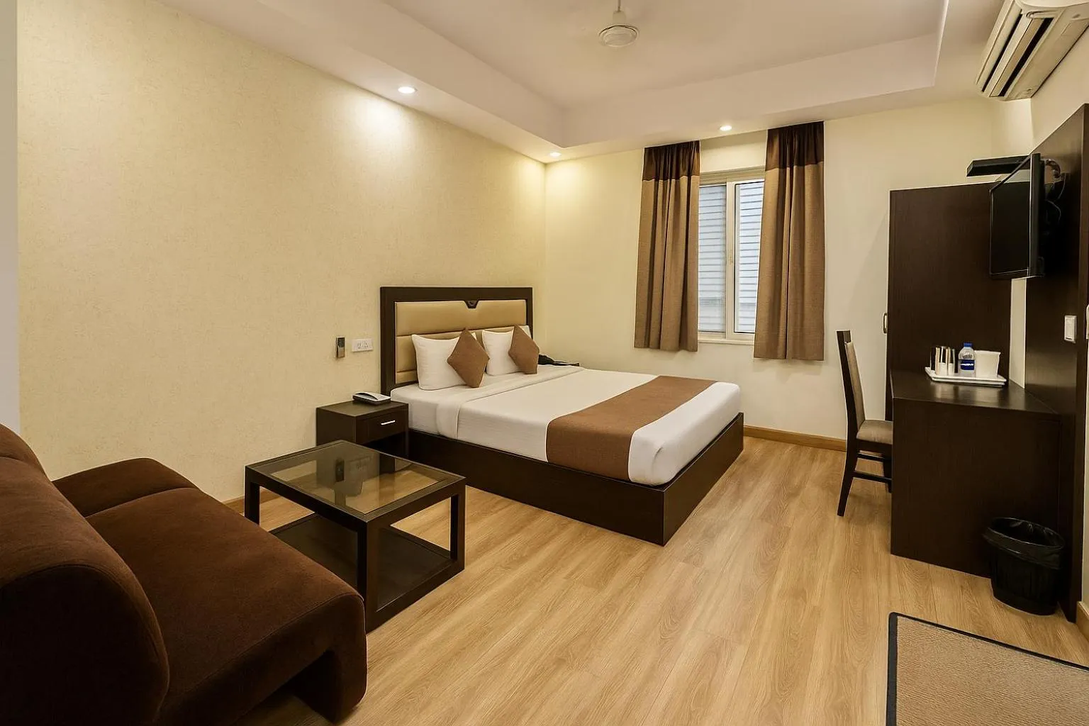 Bedroom, Bed in Hotel Kingston Park, Karol Bagh, New Delhi - 2 Mins from Metro