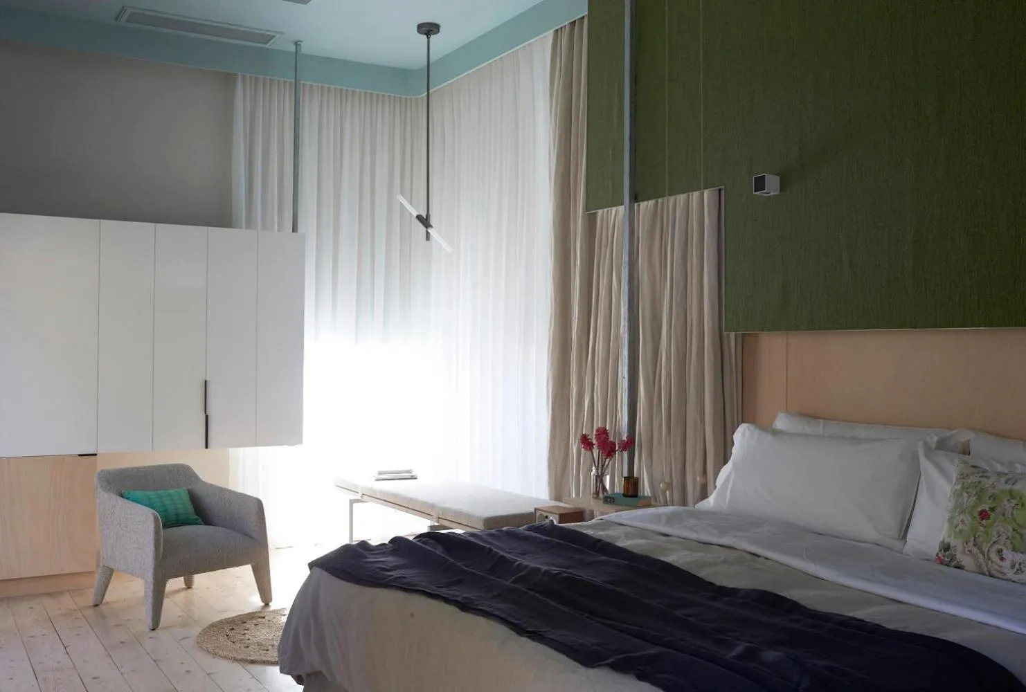 Photo of the whole room, Bed in Drift House