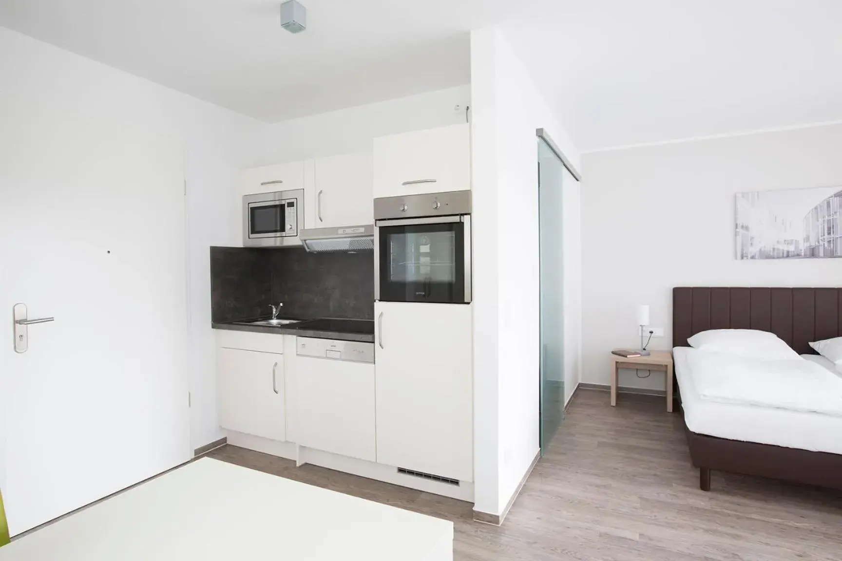 Kitchen or kitchenette, Bed in ADAPT APARTMENTS BERLIN - Adlershof Kitchen or kitchenette, Bed in ADAPT APARTMENTS BERLIN - Adlershof