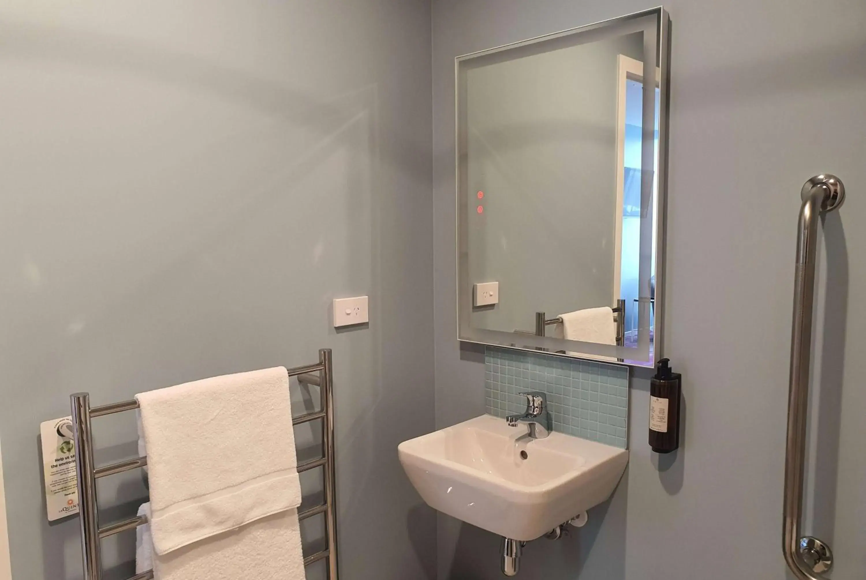 Bathroom in La Quinta by Wyndham Parnell Auckland Bathroom in La Quinta by Wyndham Parnell Auckland