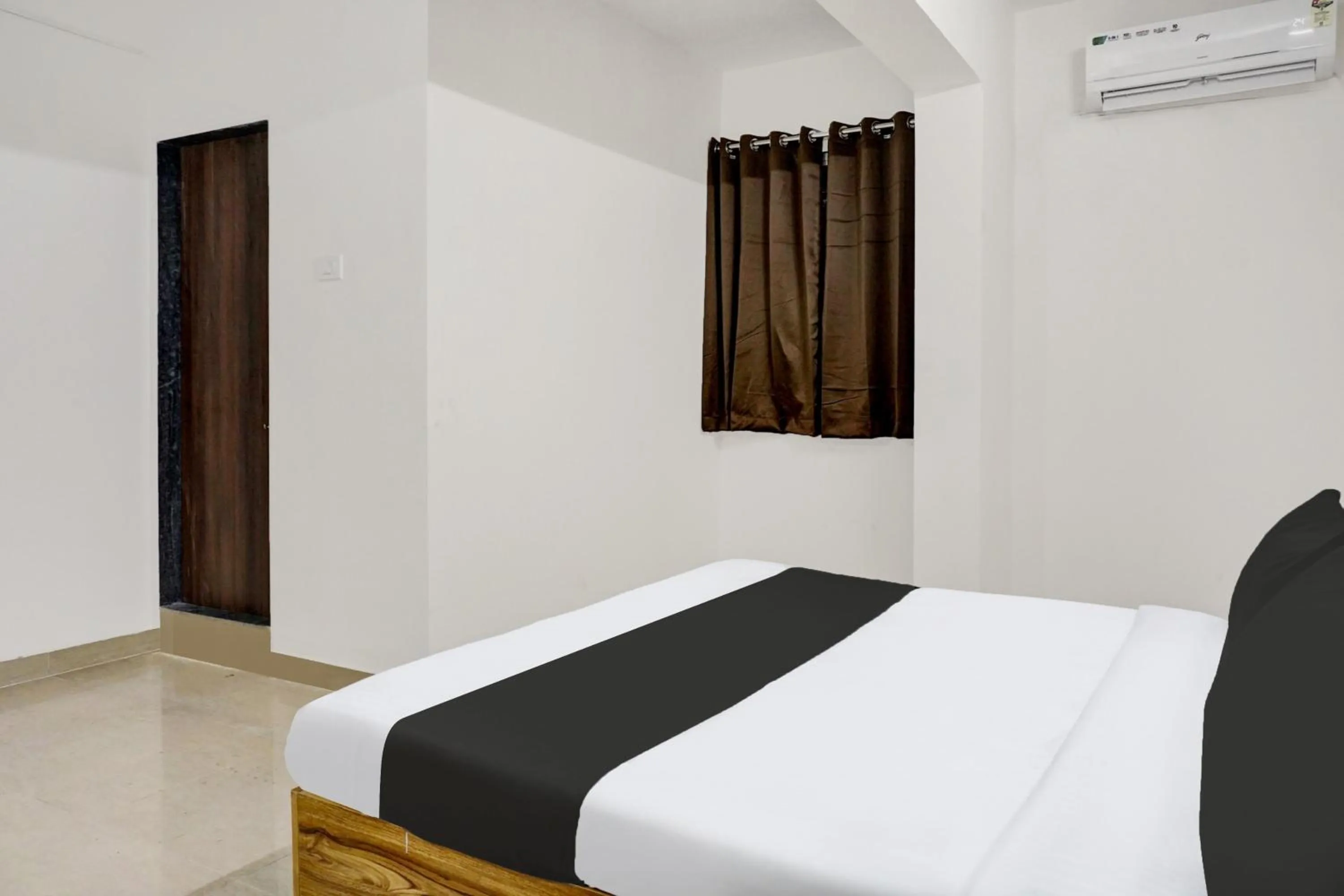 Bedroom, Bed in Hotel O Arusai Inn