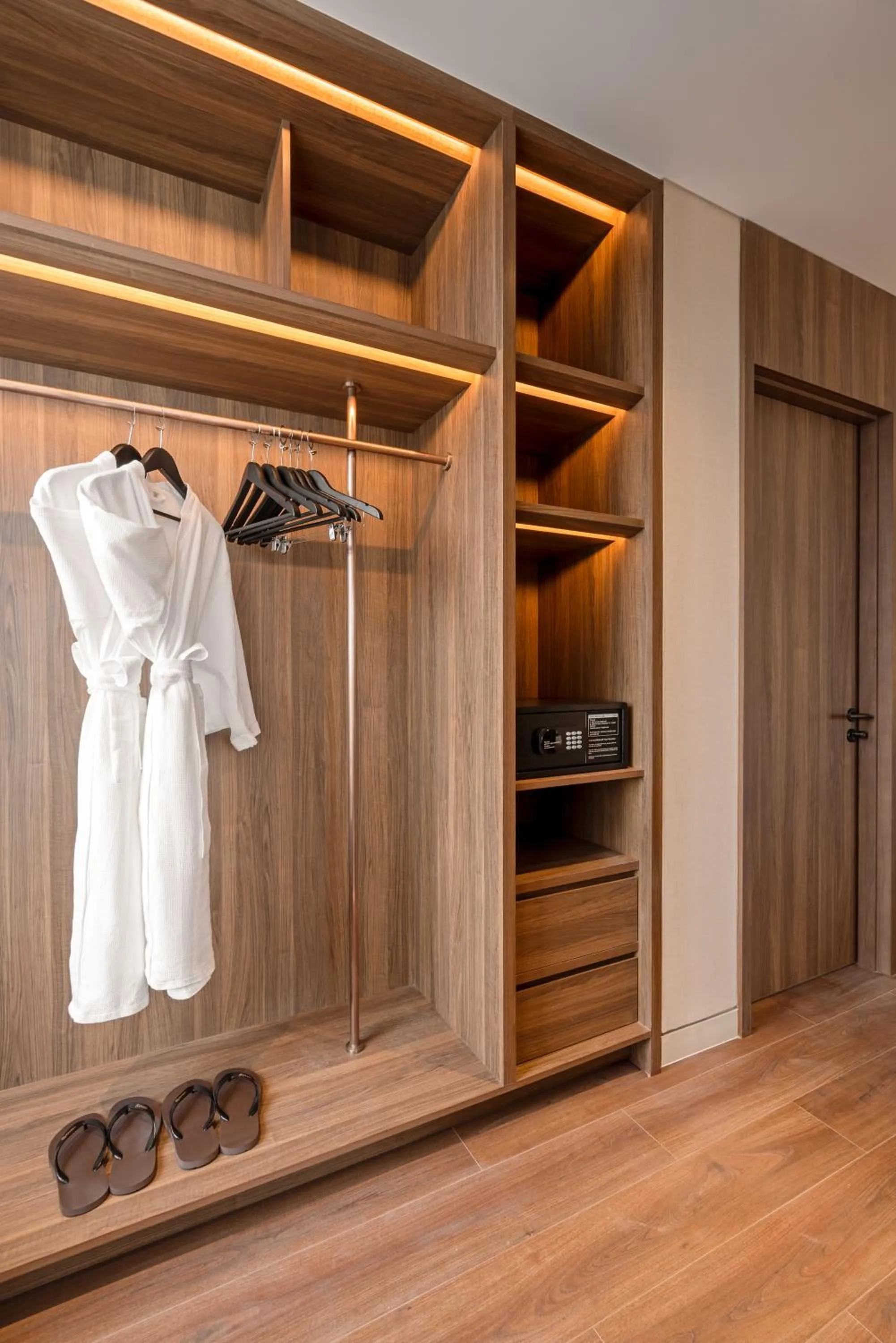 wardrobe in Wyndham Garden Sonasea Van Don