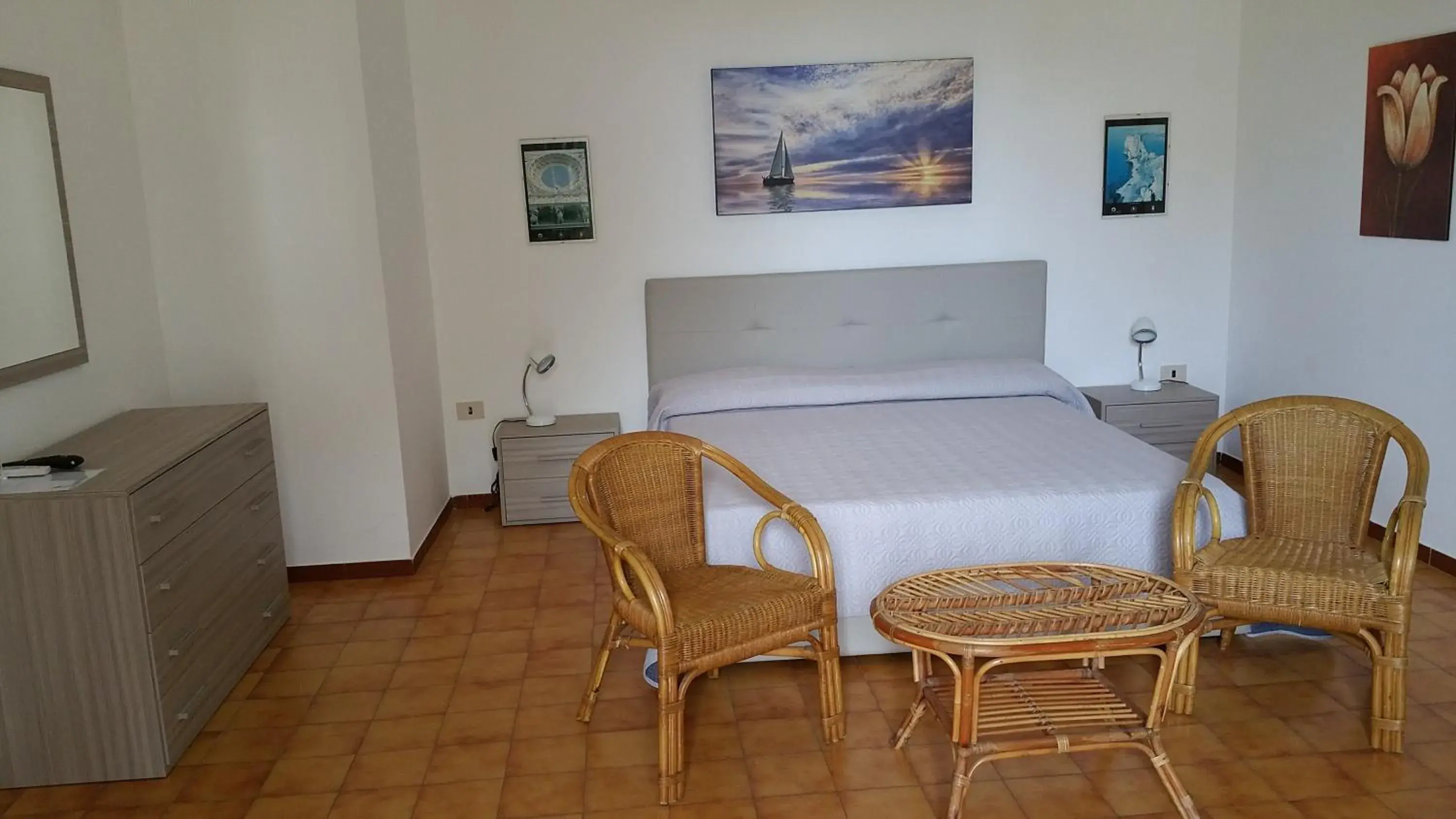 Triple Room with Private Bathroom in Villa Stasi B&B Triple Room with Private Bathroom in Villa Stasi B&B