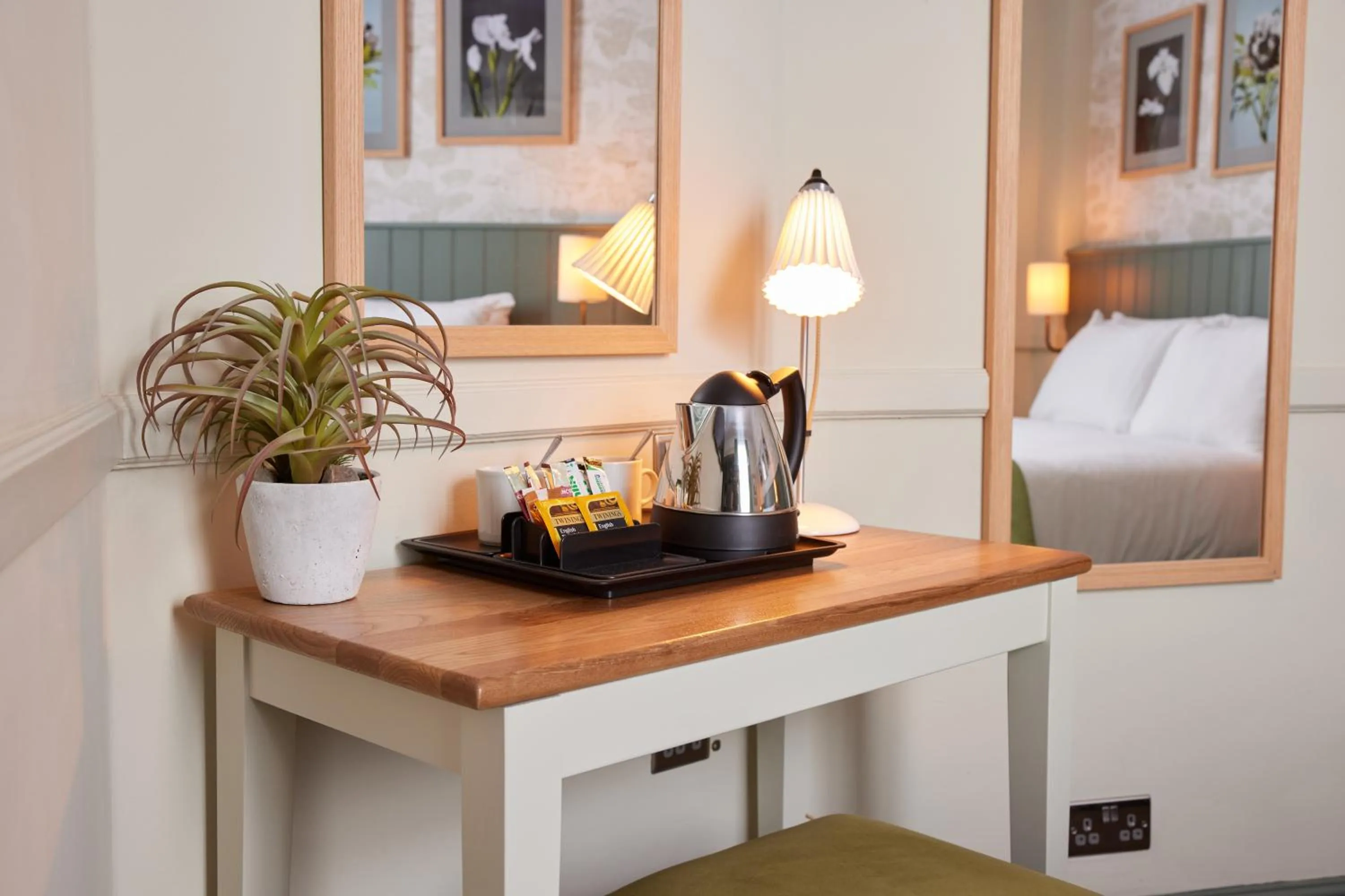 Coffee/tea facilities, Bed in The Kings Head Wroxham by Greene King Inns