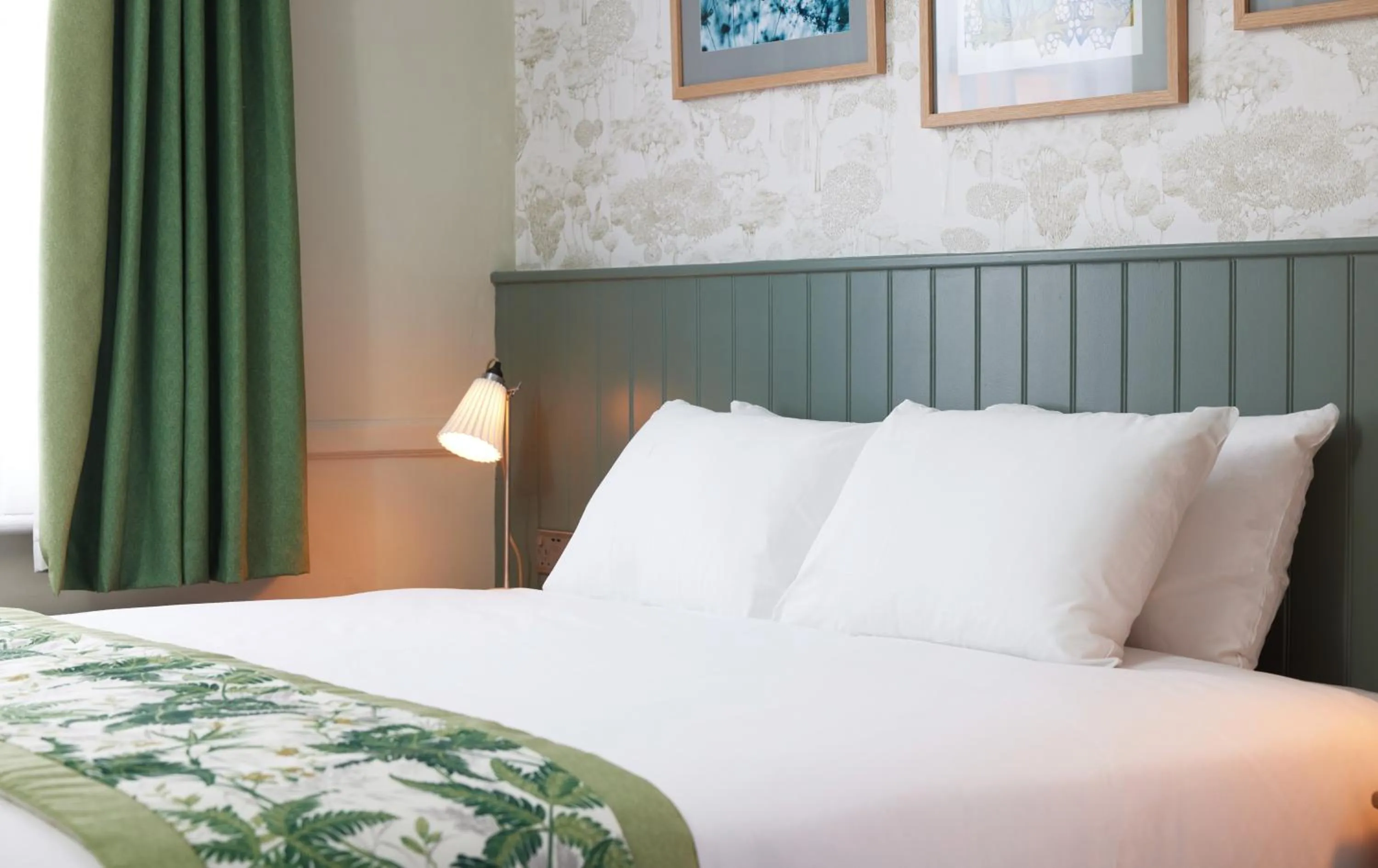 Bedroom, Bed in The Kings Head Wroxham by Greene King Inns