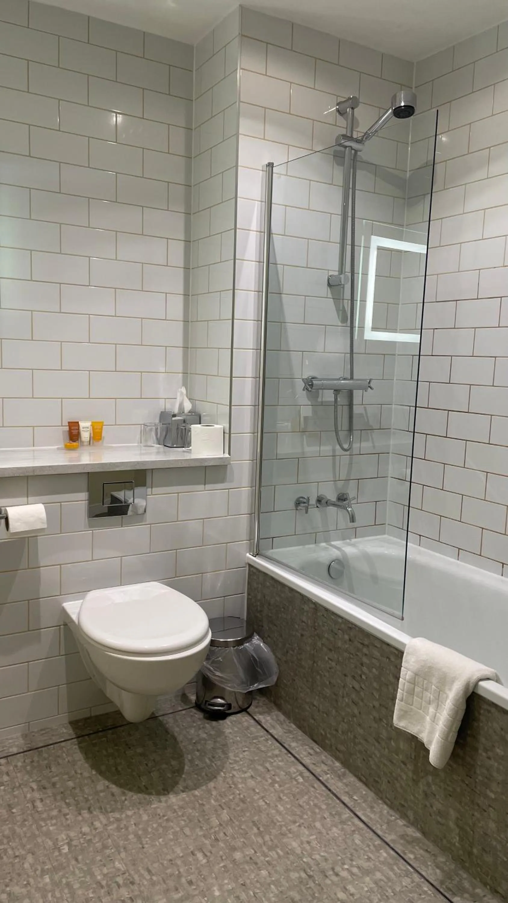 Shower in Hellidon Lakes Hotel