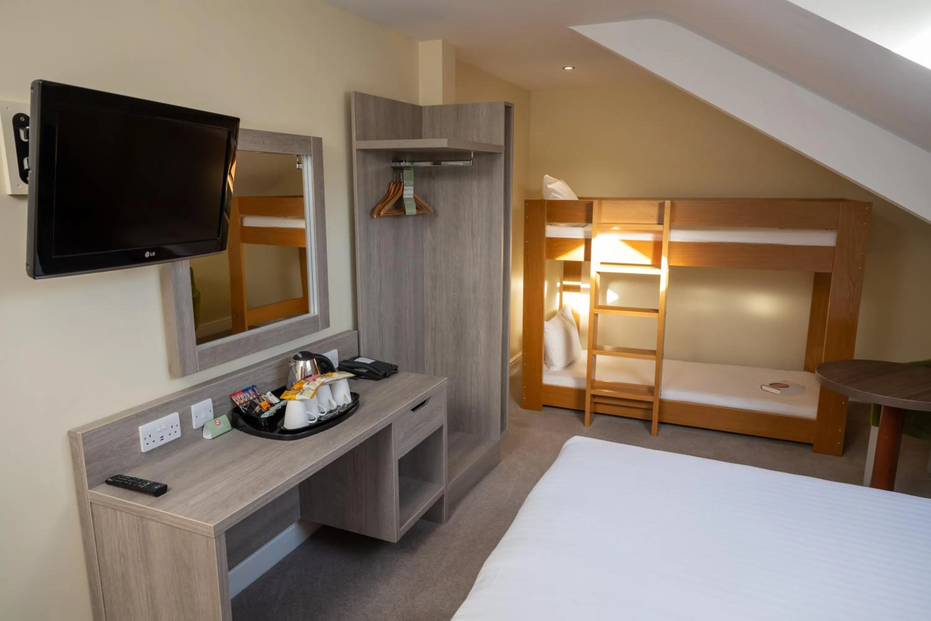 TV and multimedia, Bed in Hellidon Lakes Hotel