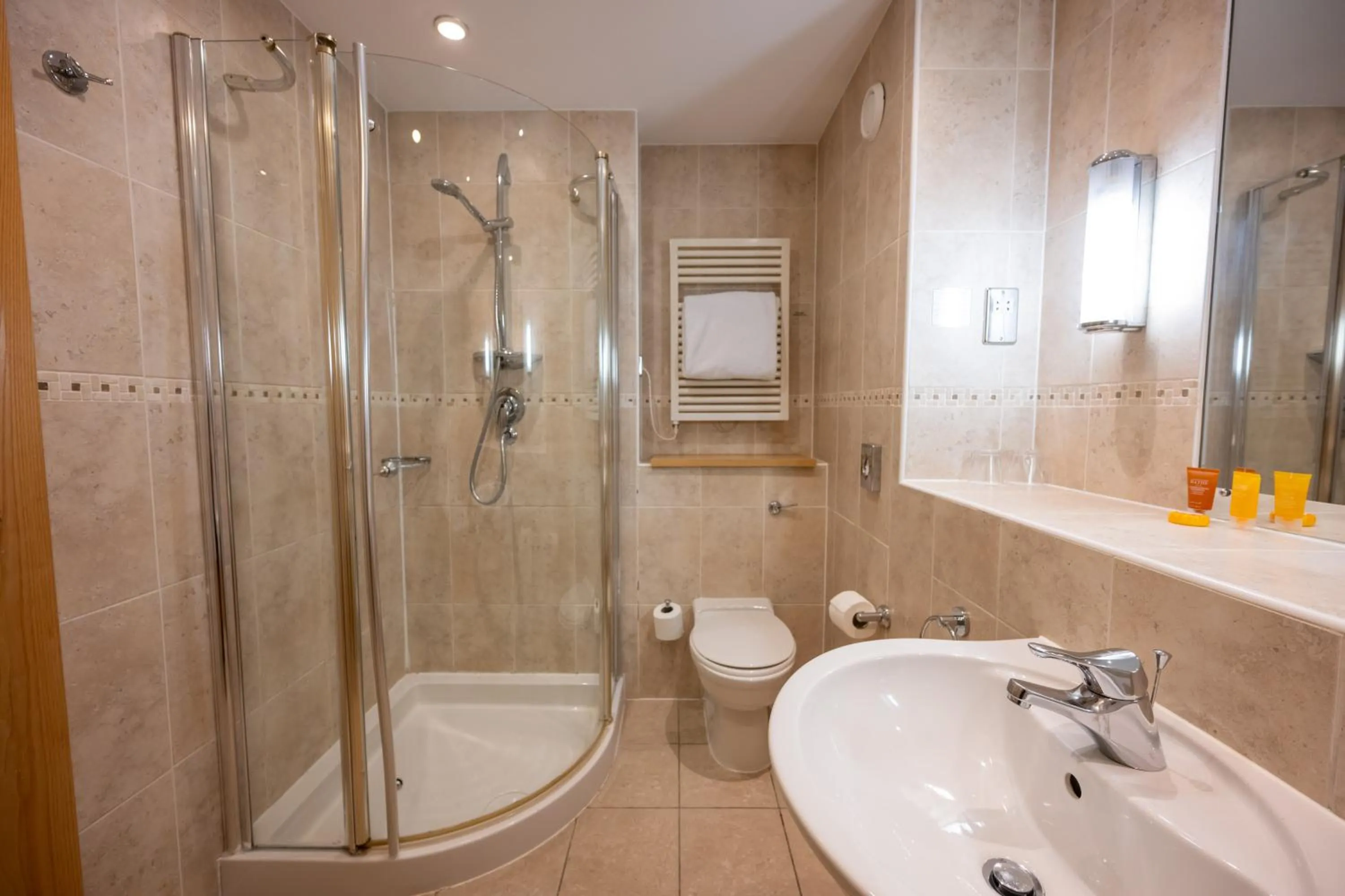 Shower in Hellidon Lakes Hotel
