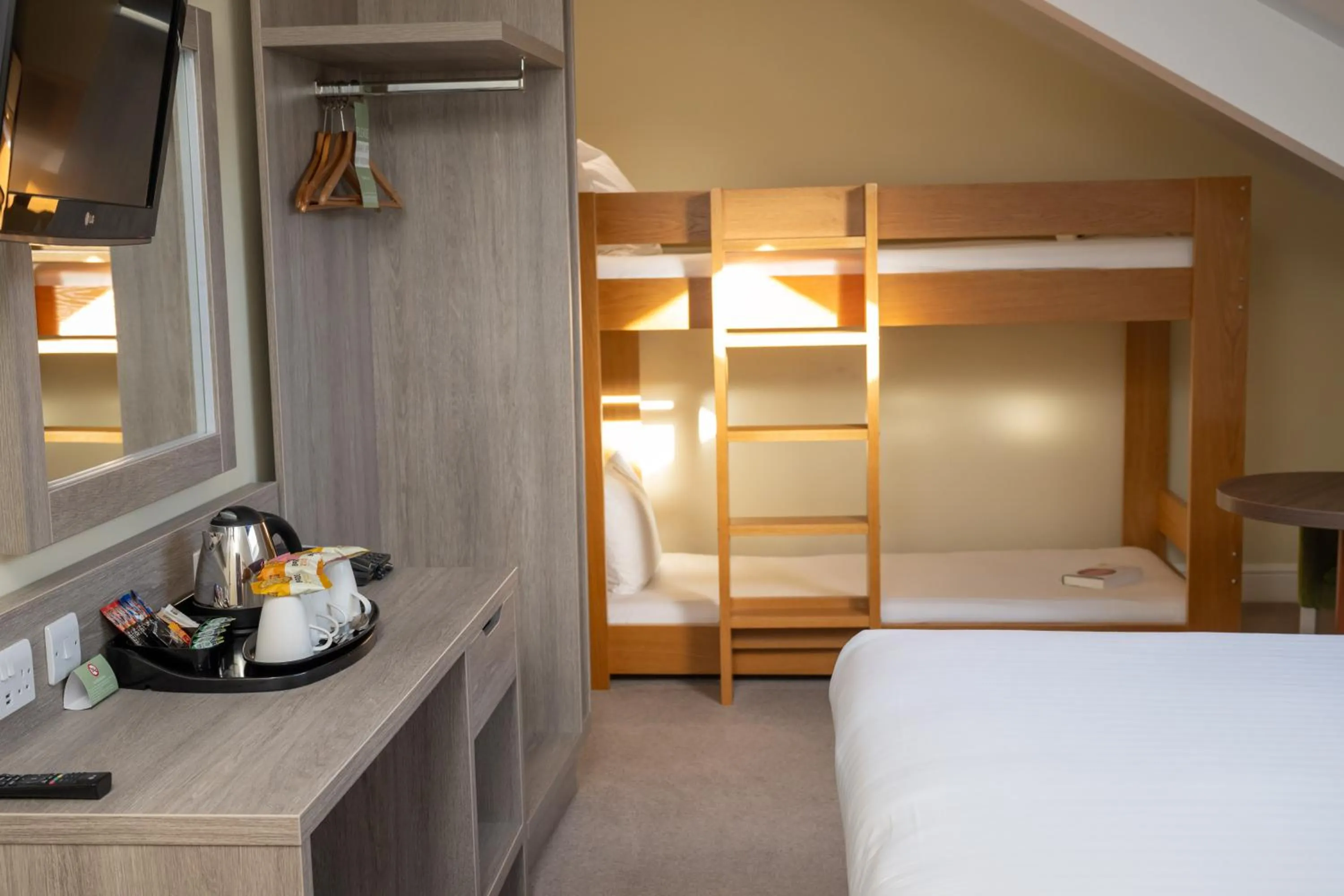 TV and multimedia, Bed in Hellidon Lakes Hotel