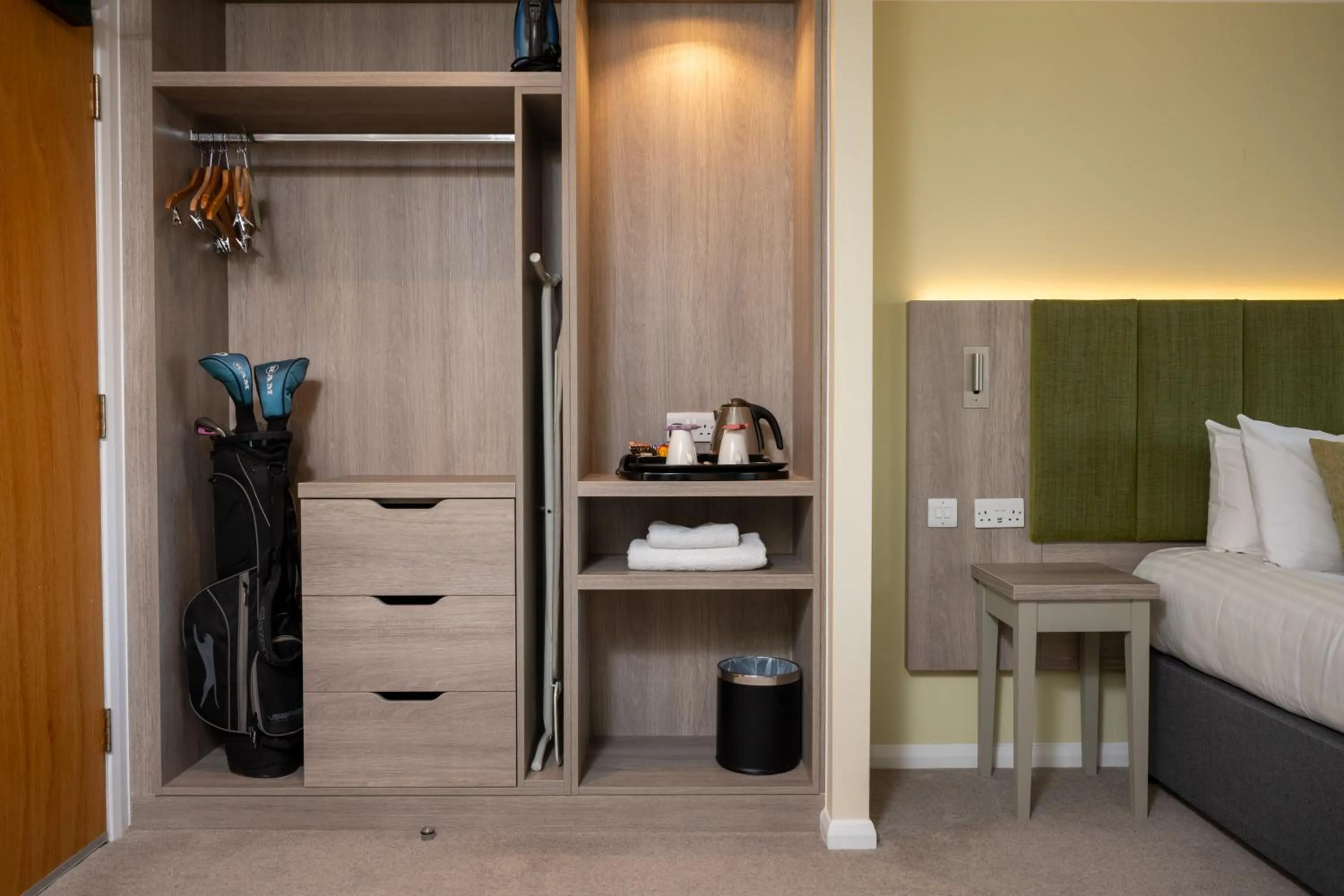 Coffee/tea facilities, Bed in Hellidon Lakes Hotel