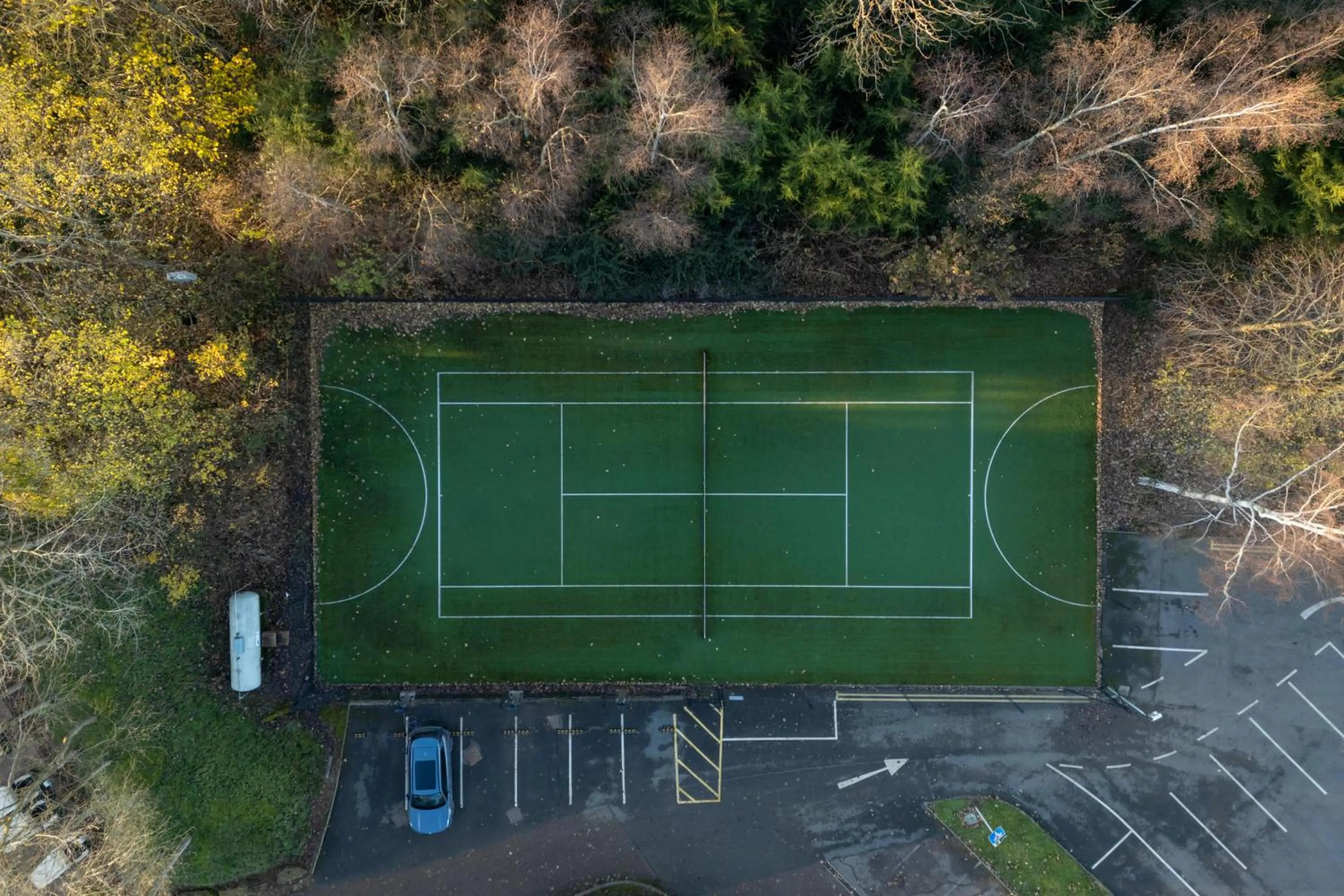 Tennis court in Hellidon Lakes Hotel