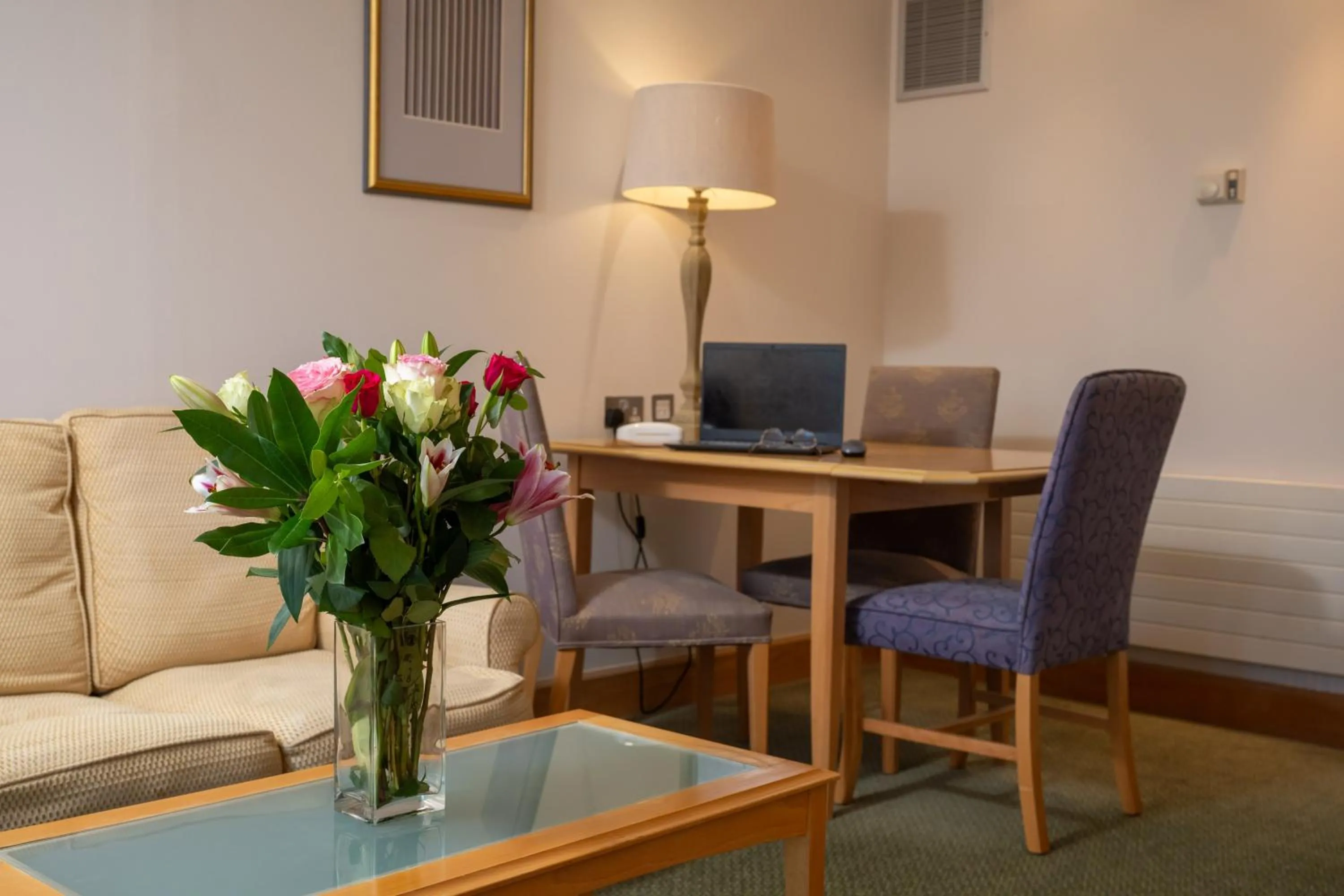 Living room in Hellidon Lakes Hotel