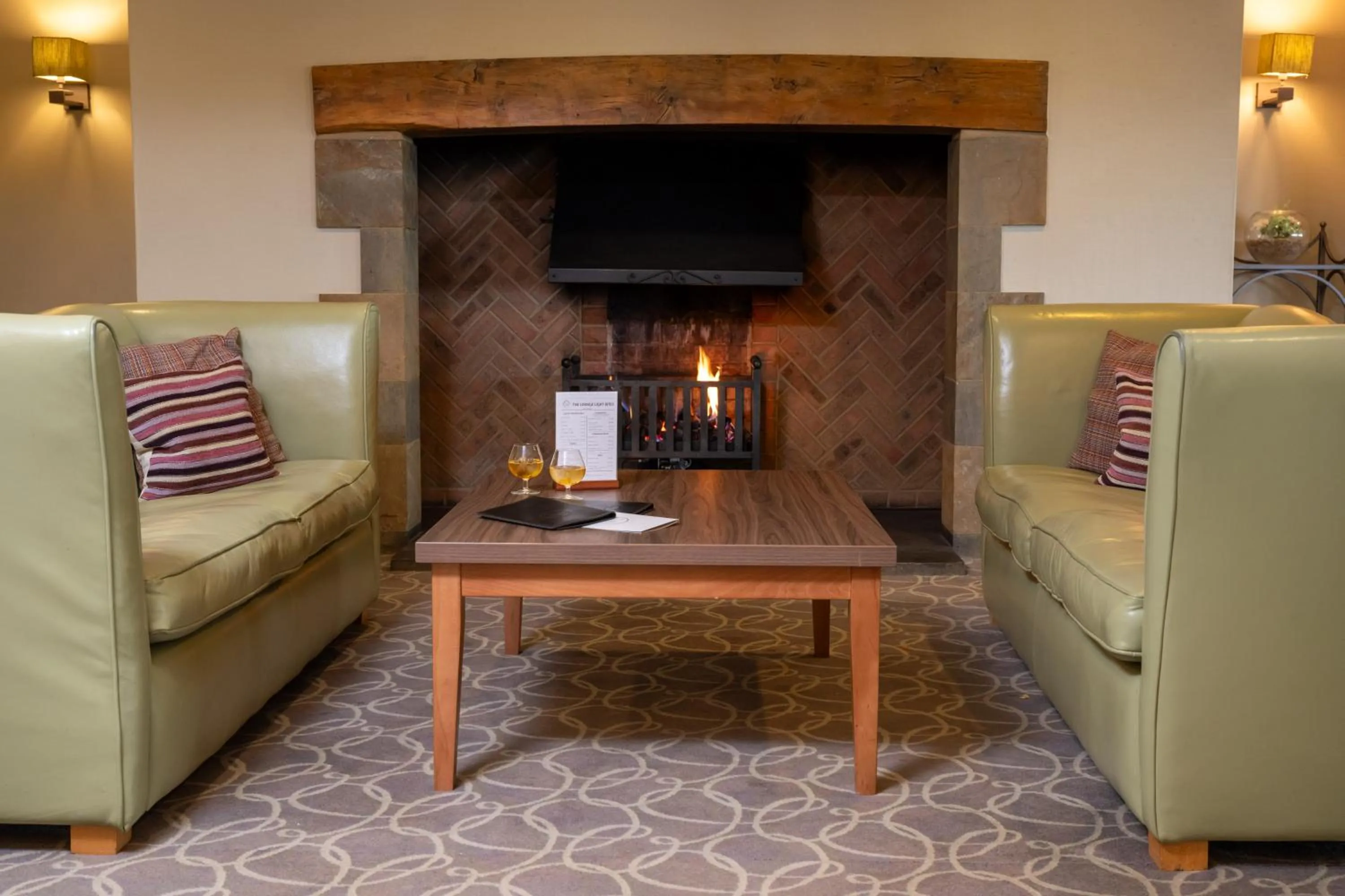 Lounge or bar in Hellidon Lakes Hotel